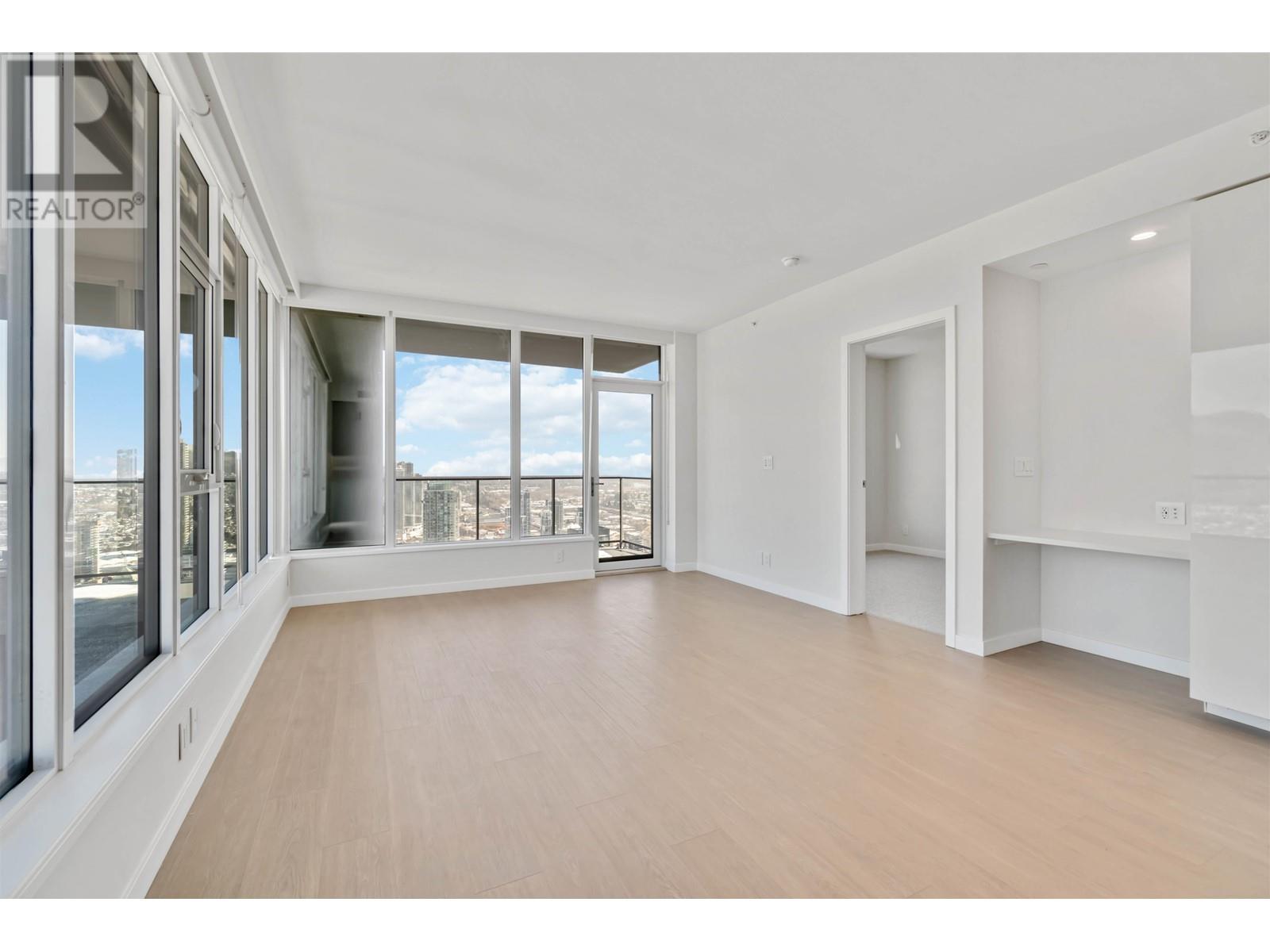 Listing Picture 3 of 39 : 5501 2108 GILMORE AVENUE, Burnaby / 本拿比 - 魯藝地產 Yvonne Lu Group - MLS Medallion Club Member
