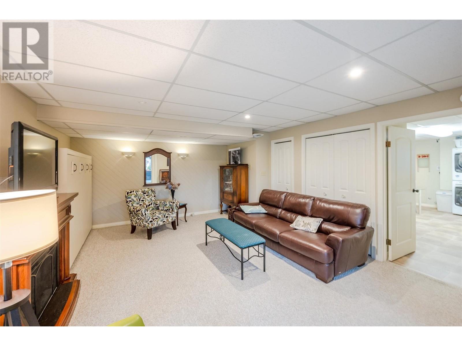 Property at 949 Panorama Crescent image 4