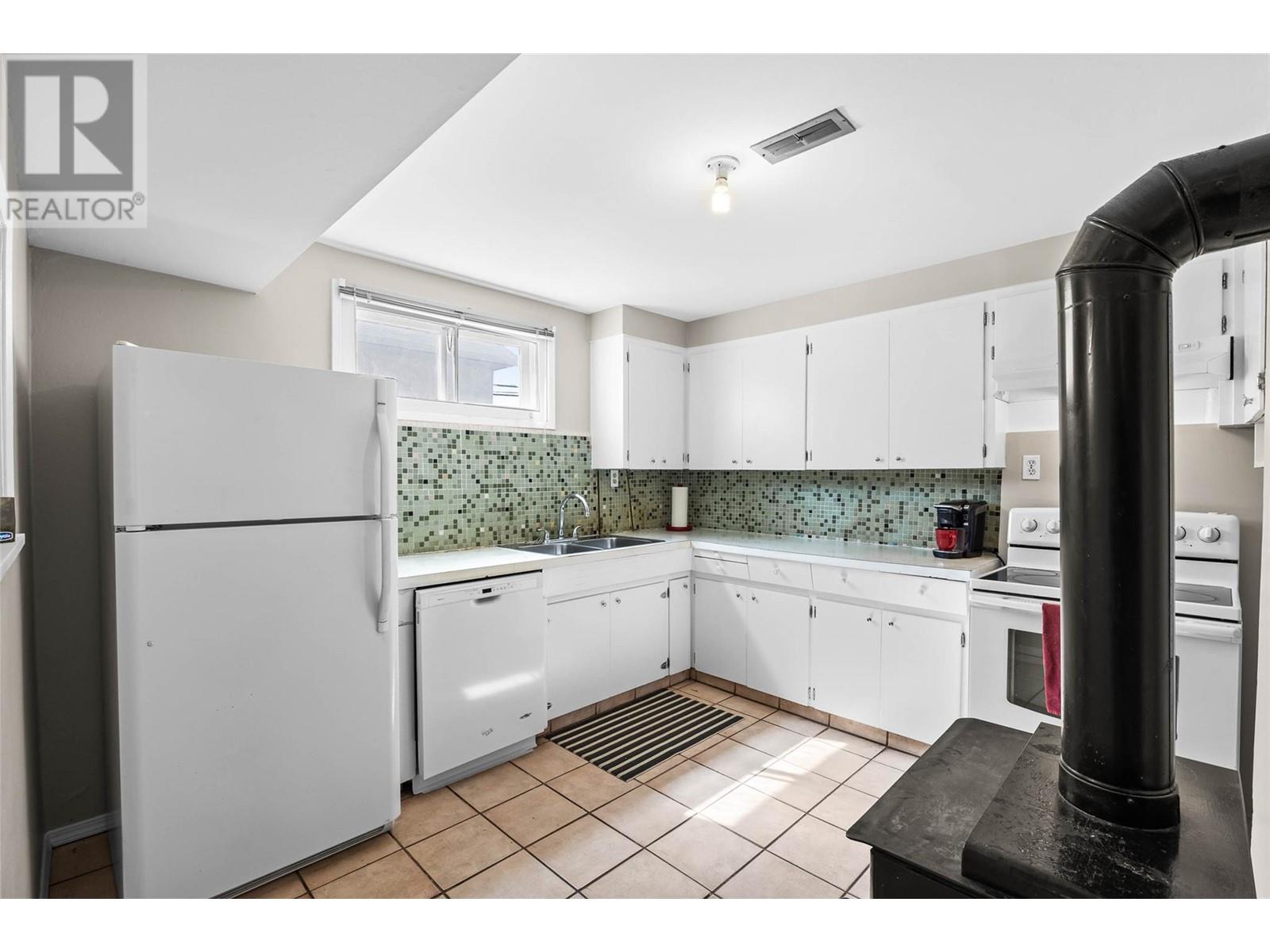 Property at 936 SURREY Avenue image 5