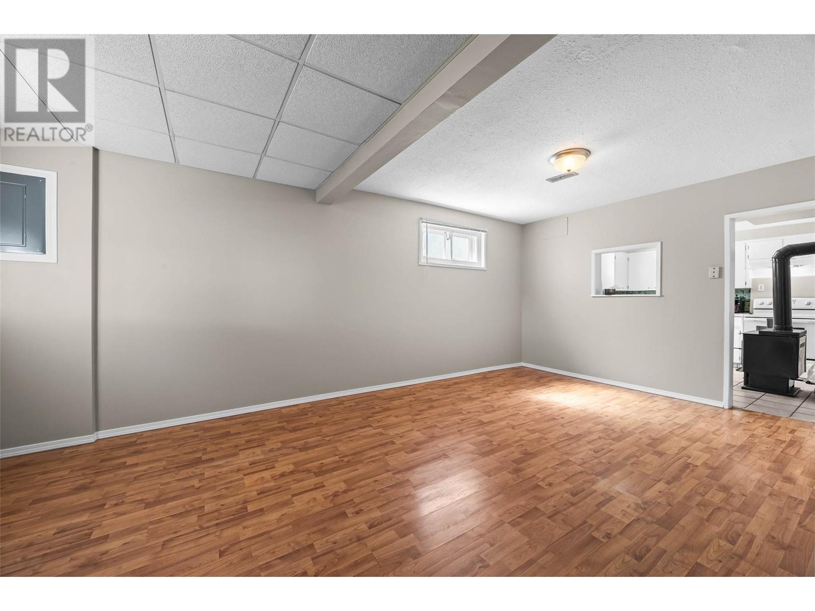 Property at 936 SURREY Avenue image 2