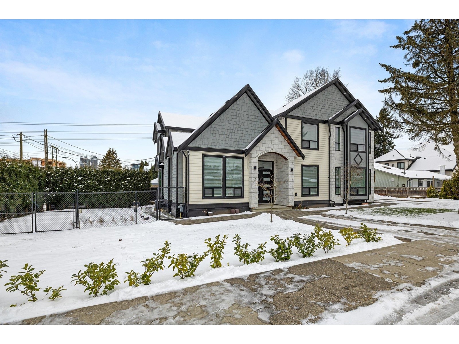 Property at 10805 141 AVENUE image 2