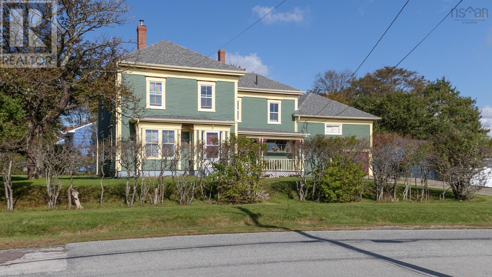 50 Albert Street, Yarmouth, Nova Scotia  B5A 3N7 - Photo 2 - 202502001