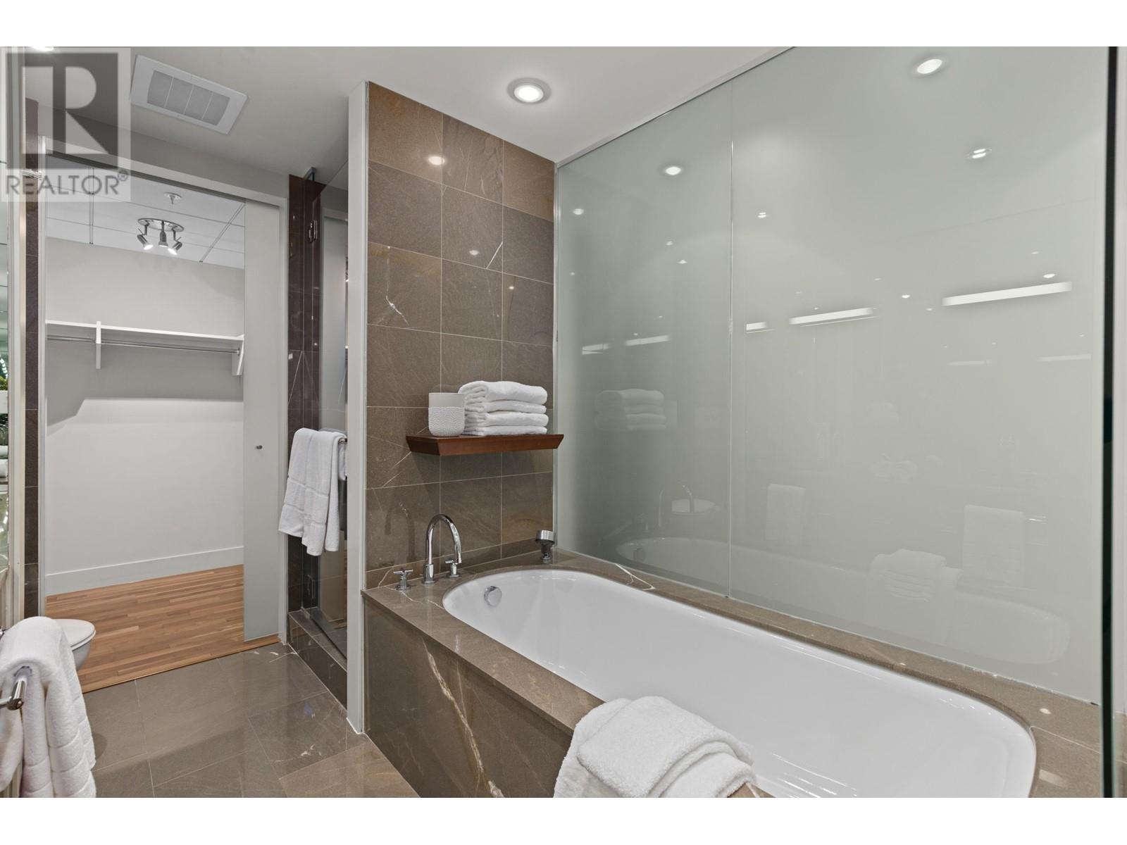 Listing Picture 31 of 40 : 2803 1077 W CORDOVA STREET, Vancouver / 溫哥華 - 魯藝地產 Yvonne Lu Group - MLS Medallion Club Member