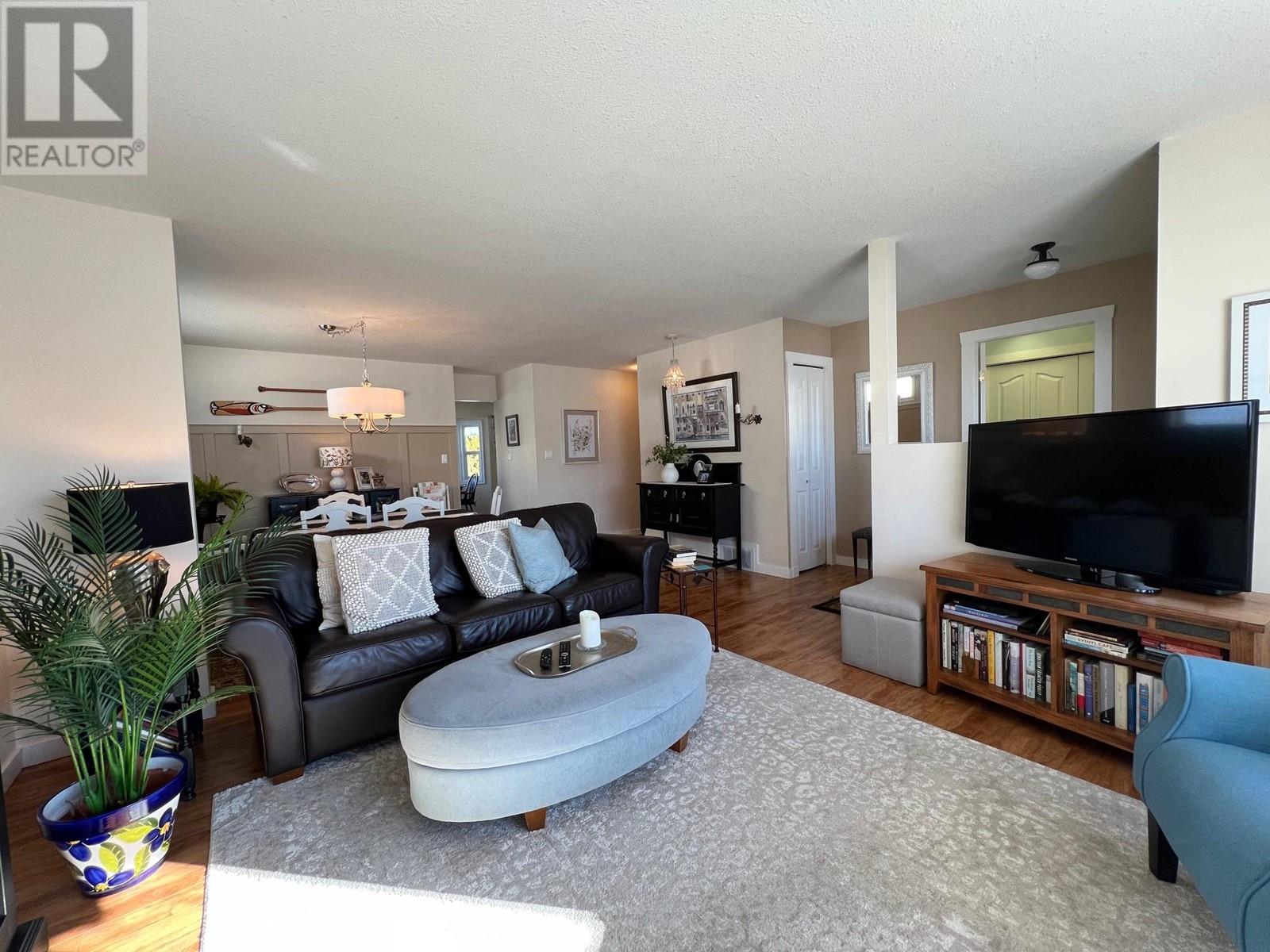 Property at 814 8 Avenue image 2