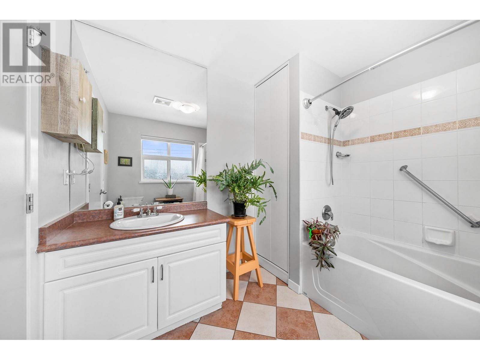 Listing Picture 18 of 31 : 201 4272 ALBERT STREET, Burnaby / 本拿比 - 魯藝地產 Yvonne Lu Group - MLS Medallion Club Member