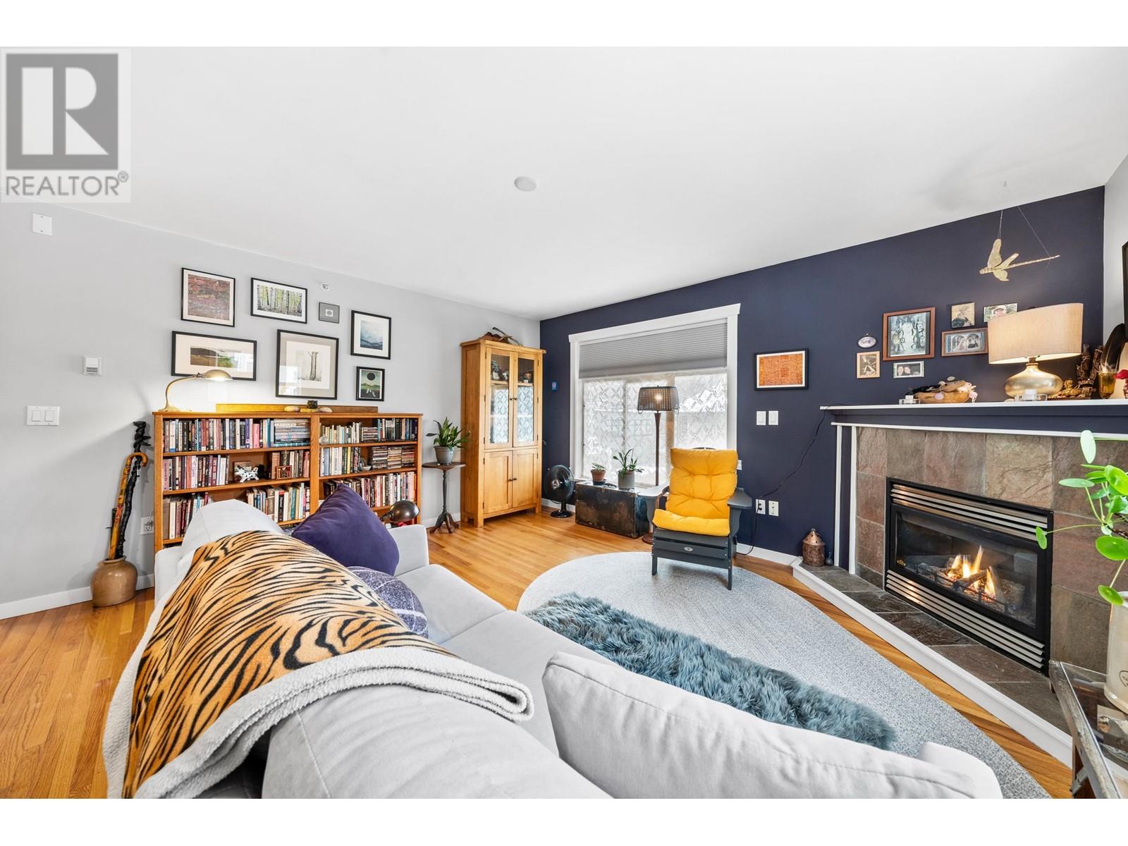 Listing Picture 2 of 31 : 201 4272 ALBERT STREET, Burnaby / 本拿比 - 魯藝地產 Yvonne Lu Group - MLS Medallion Club Member