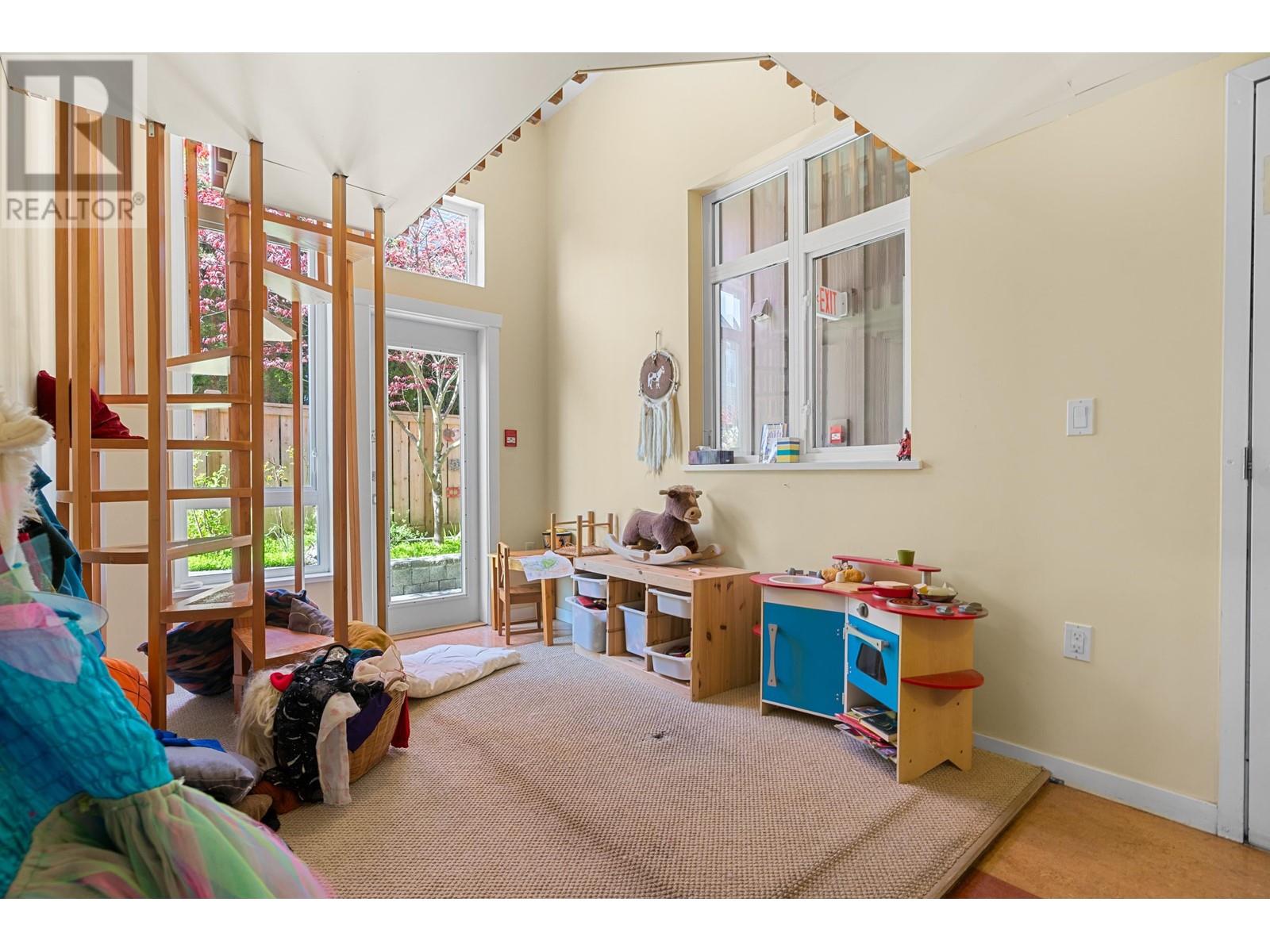 Listing Picture 25 of 31 : 201 4272 ALBERT STREET, Burnaby / 本拿比 - 魯藝地產 Yvonne Lu Group - MLS Medallion Club Member