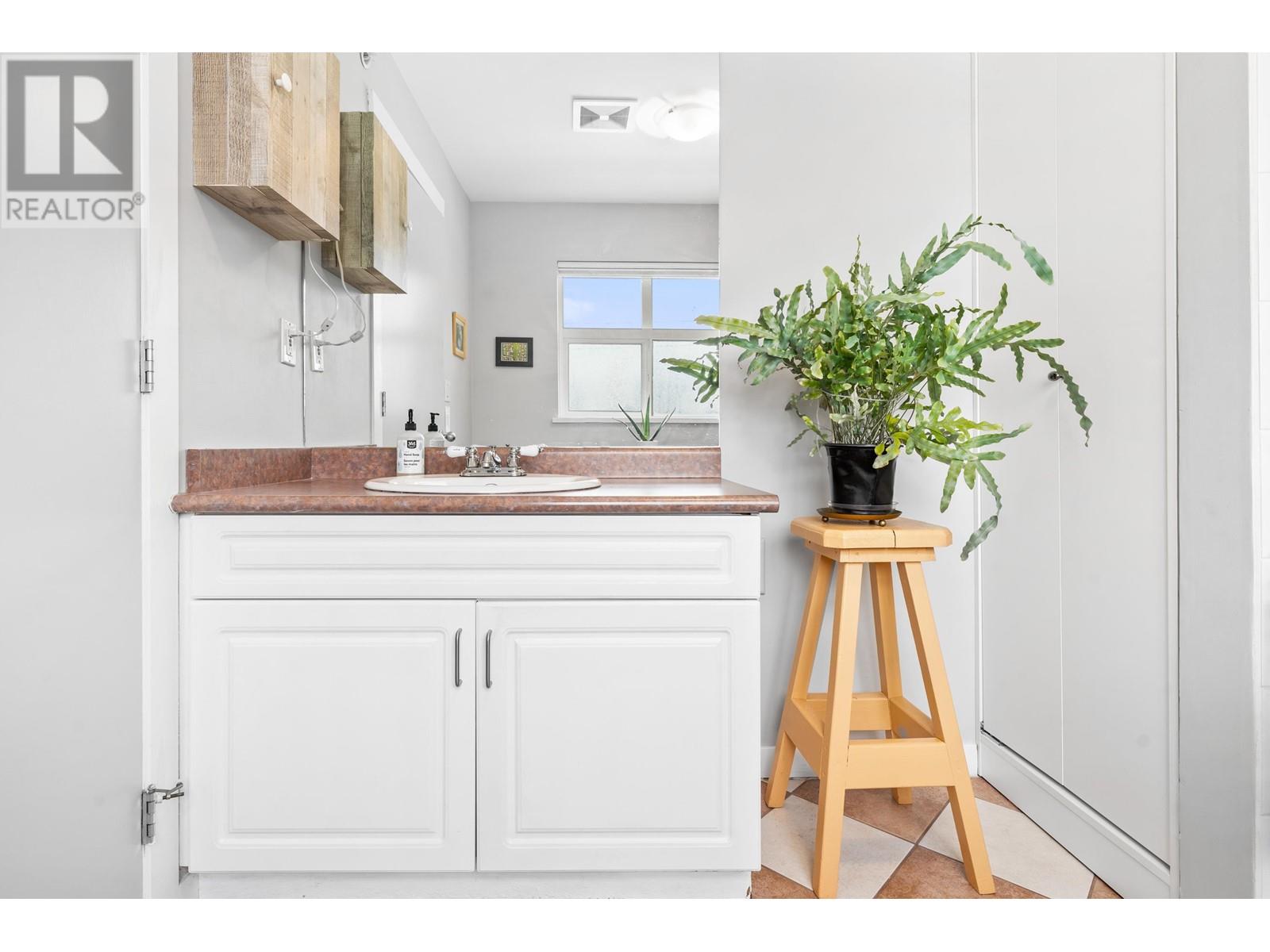 Listing Picture 19 of 31 : 201 4272 ALBERT STREET, Burnaby / 本拿比 - 魯藝地產 Yvonne Lu Group - MLS Medallion Club Member