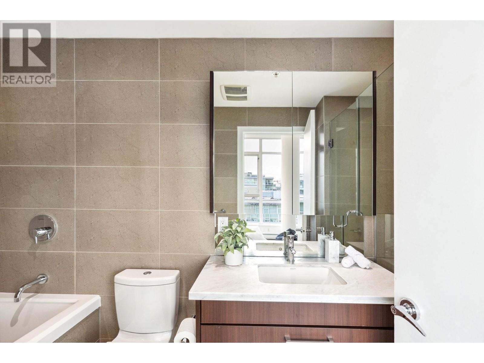 Listing Picture 26 of 39 : 1604 108 W 1ST AVENUE, Vancouver / 溫哥華 - 魯藝地產 Yvonne Lu Group - MLS Medallion Club Member