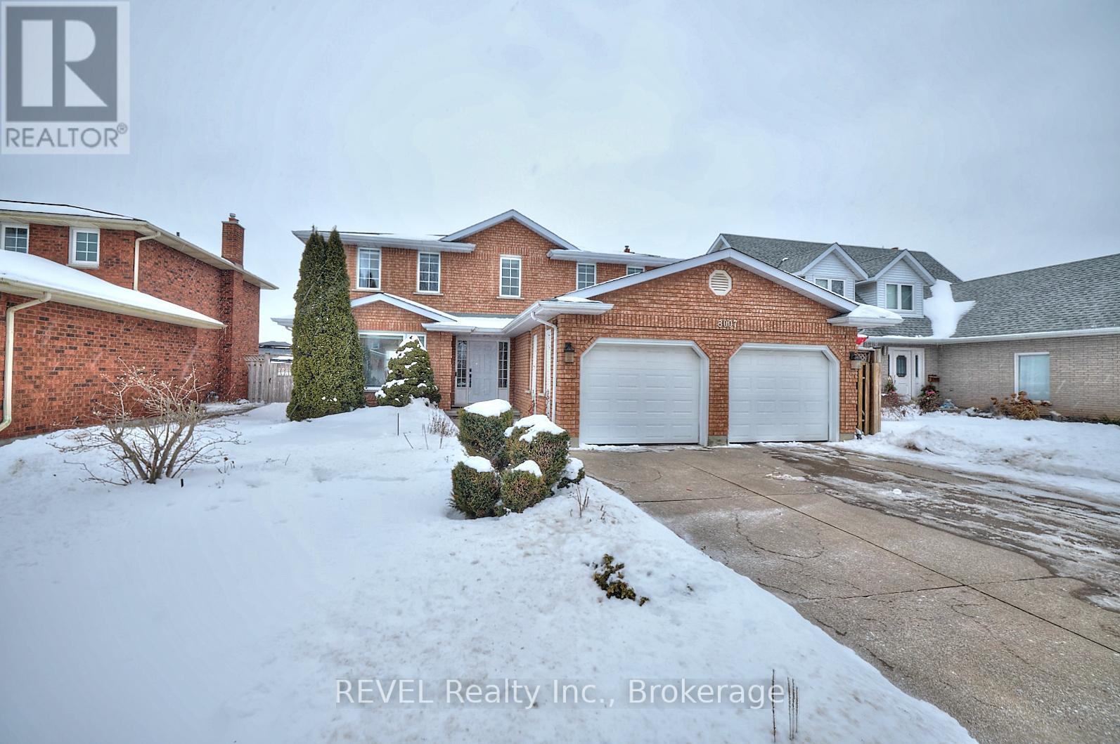 8007 Oakridge Drive, Niagara Falls, Ontario  L2H 2W1 - Photo 1 - X11972712