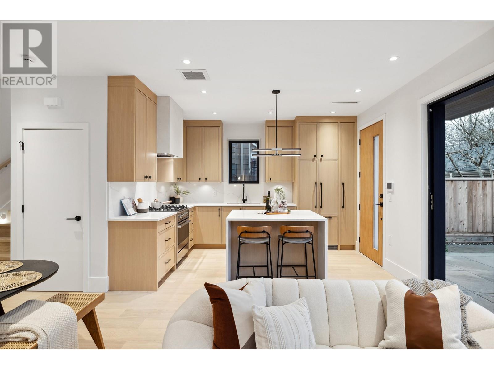 Listing Picture 13 of 40 : 2 3517 W 23 AVENUE, Vancouver / 溫哥華 - 魯藝地產 Yvonne Lu Group - MLS Medallion Club Member