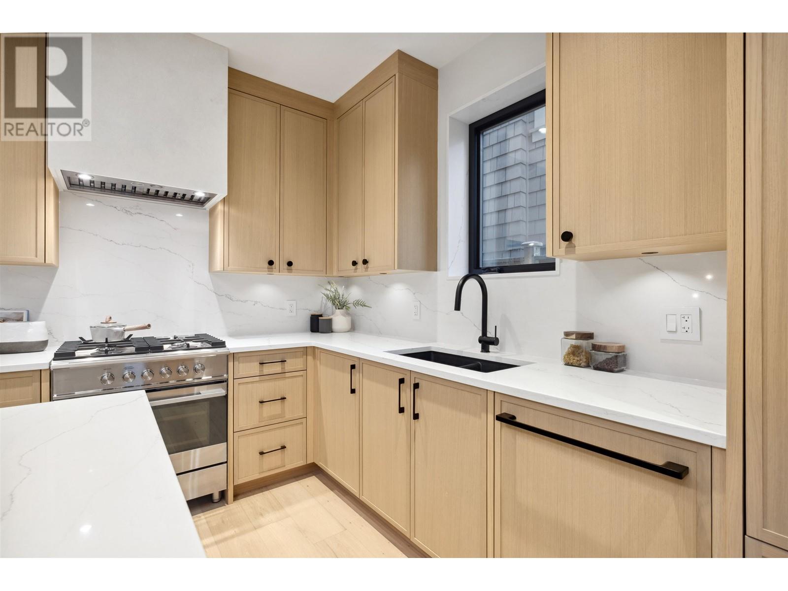 Listing Picture 17 of 40 : 2 3517 W 23 AVENUE, Vancouver / 溫哥華 - 魯藝地產 Yvonne Lu Group - MLS Medallion Club Member