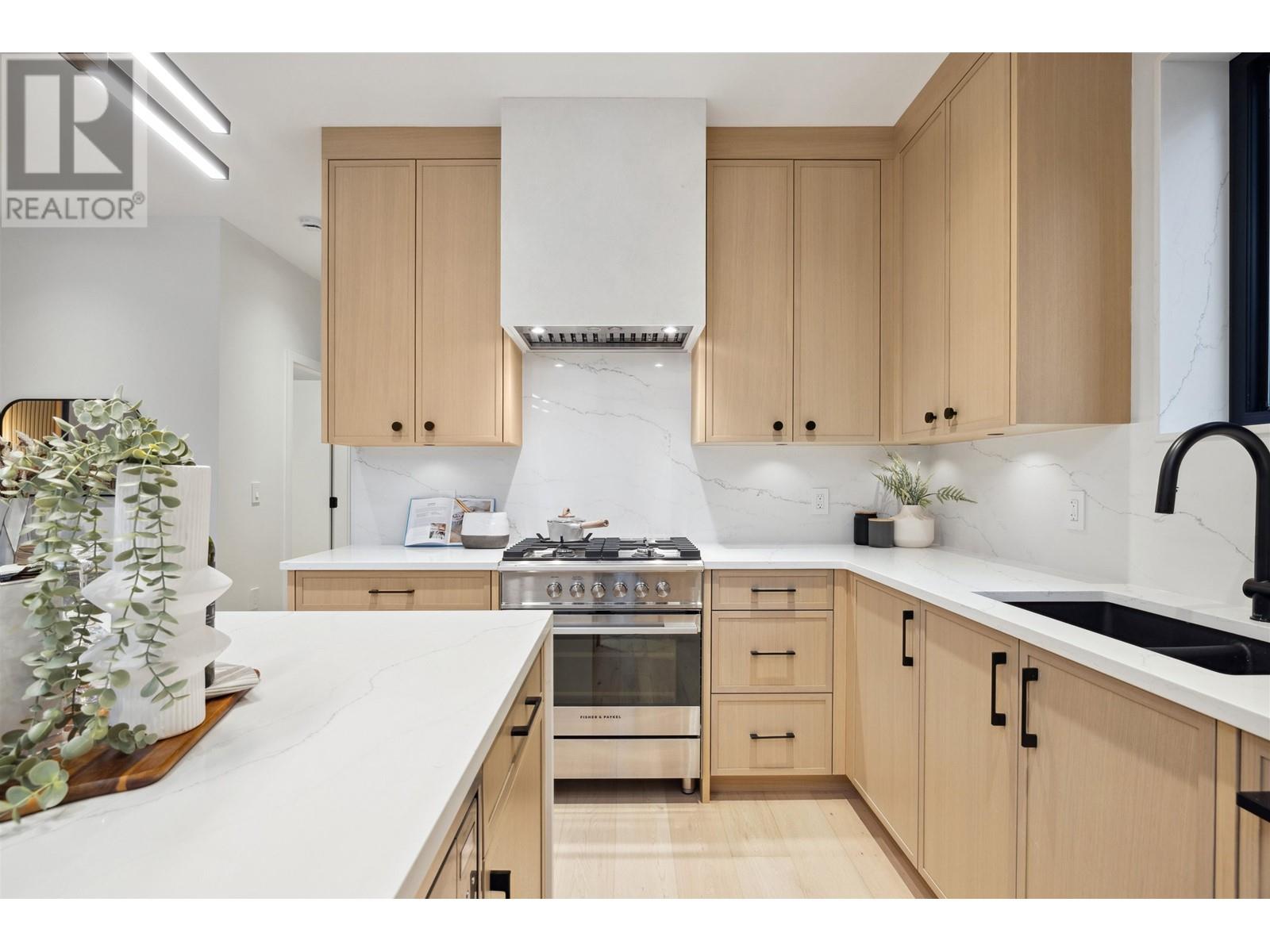 Listing Picture 18 of 40 : 2 3517 W 23 AVENUE, Vancouver / 溫哥華 - 魯藝地產 Yvonne Lu Group - MLS Medallion Club Member