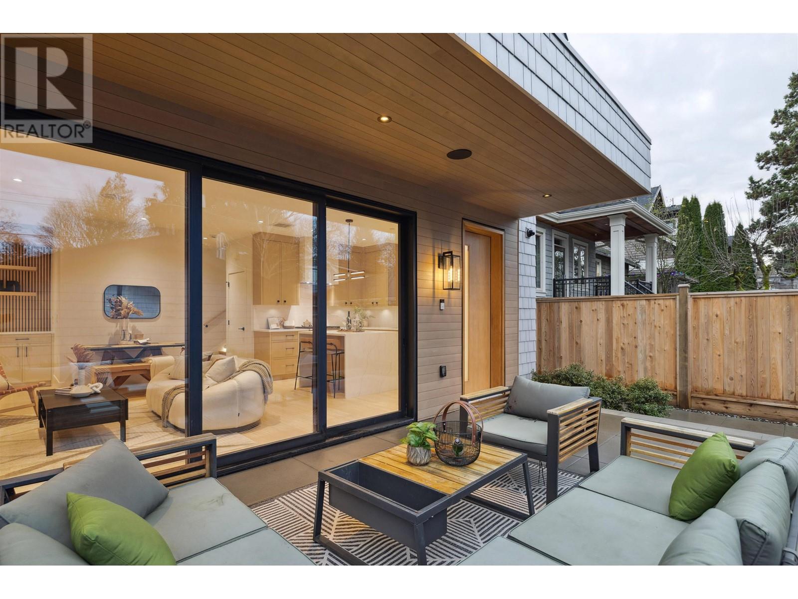 Listing Picture 3 of 40 : 2 3517 W 23 AVENUE, Vancouver / 溫哥華 - 魯藝地產 Yvonne Lu Group - MLS Medallion Club Member