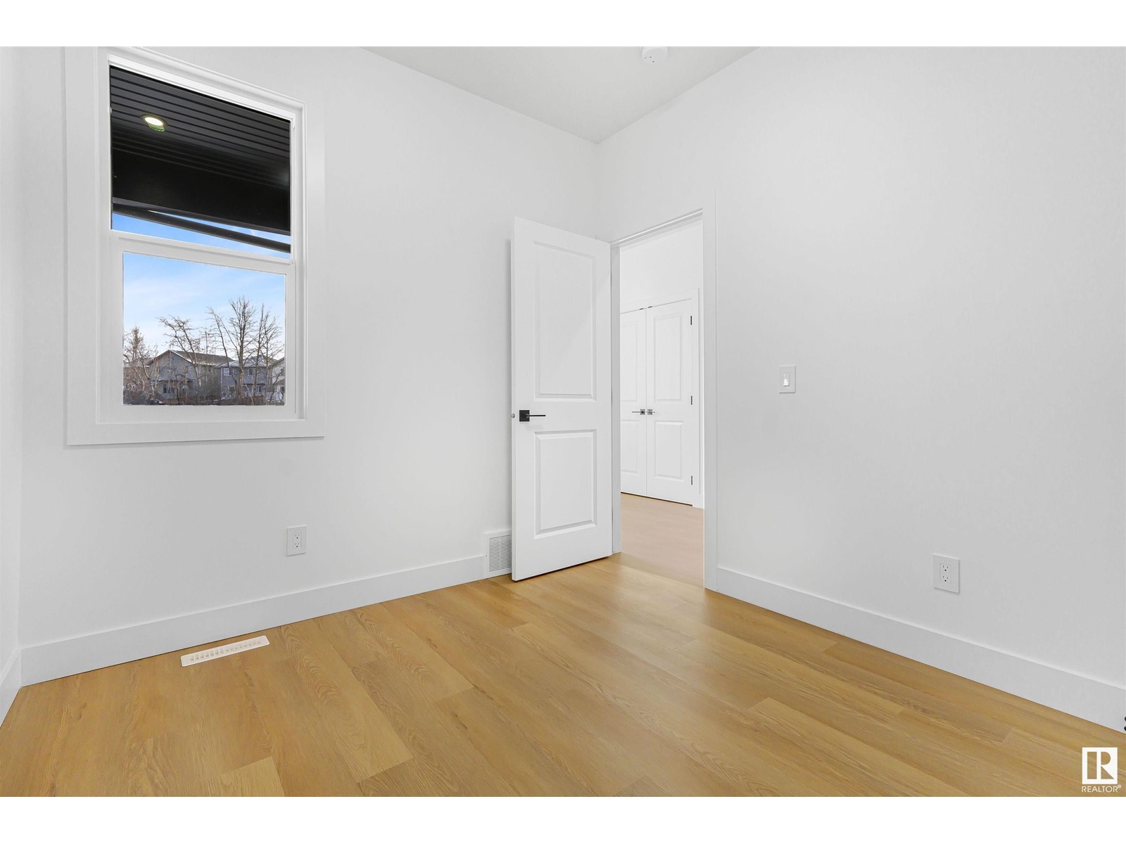 Property at 174 Caledon CR image 3