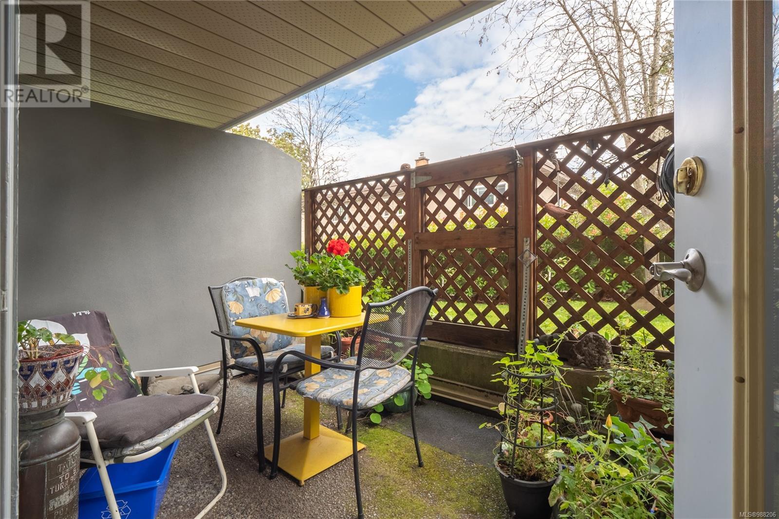 101 1580 Christmas Ave, Saanich, British Columbia  V8X 4R1 - Photo 11 - 988206