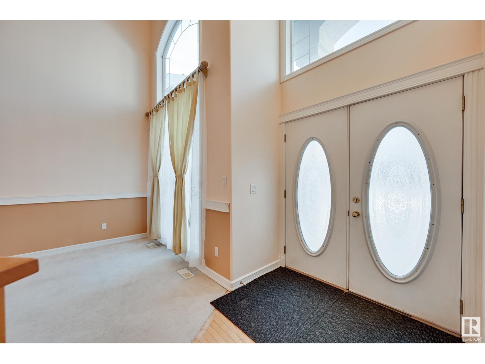 Property at 318 DARLINGTON CR NW image 2