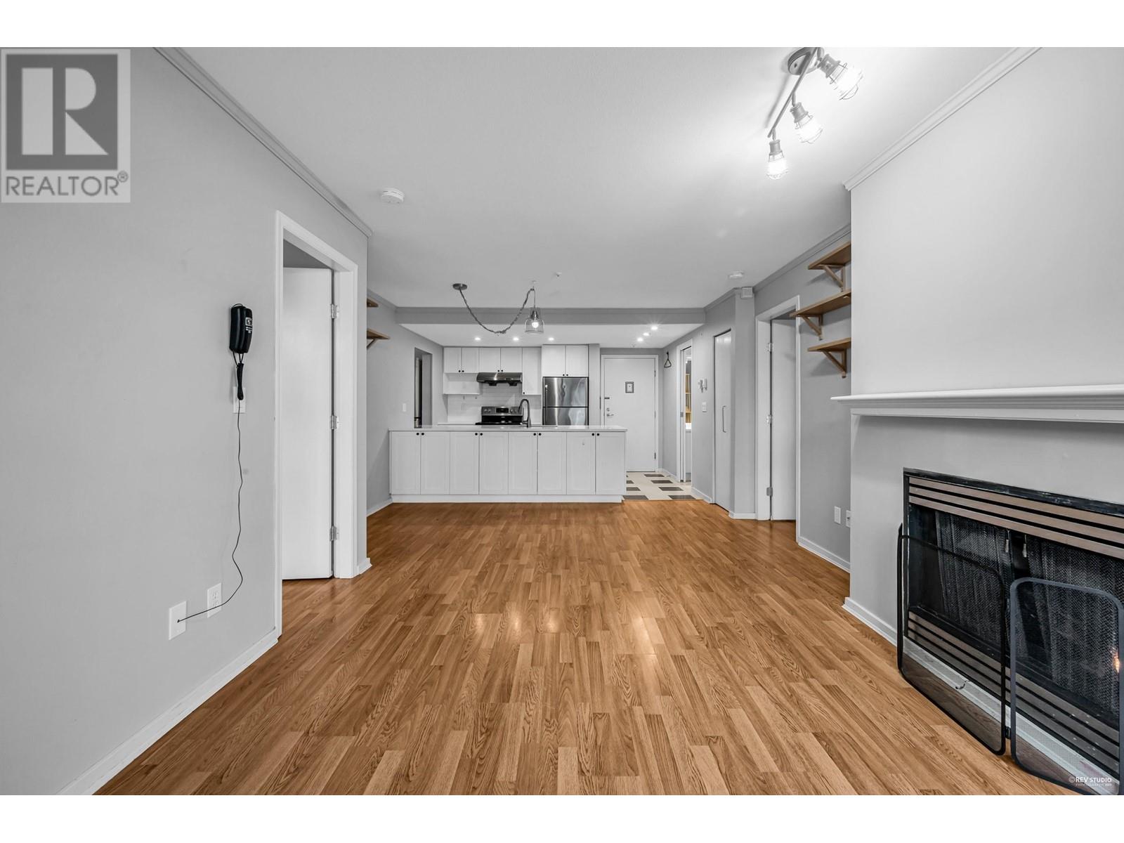 Listing Picture 11 of 24 : 103 6893 PRENTER STREET, Burnaby / 本拿比 - 魯藝地產 Yvonne Lu Group - MLS Medallion Club Member