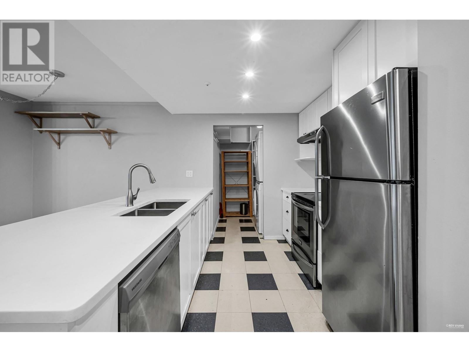 Listing Picture 2 of 24 : 103 6893 PRENTER STREET, Burnaby / 本拿比 - 魯藝地產 Yvonne Lu Group - MLS Medallion Club Member