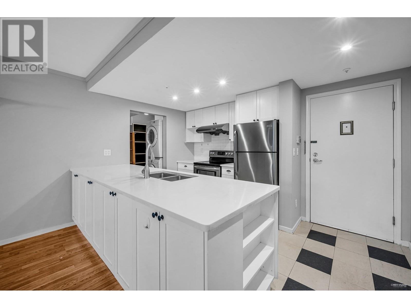 Listing Picture 3 of 24 : 103 6893 PRENTER STREET, Burnaby / 本拿比 - 魯藝地產 Yvonne Lu Group - MLS Medallion Club Member