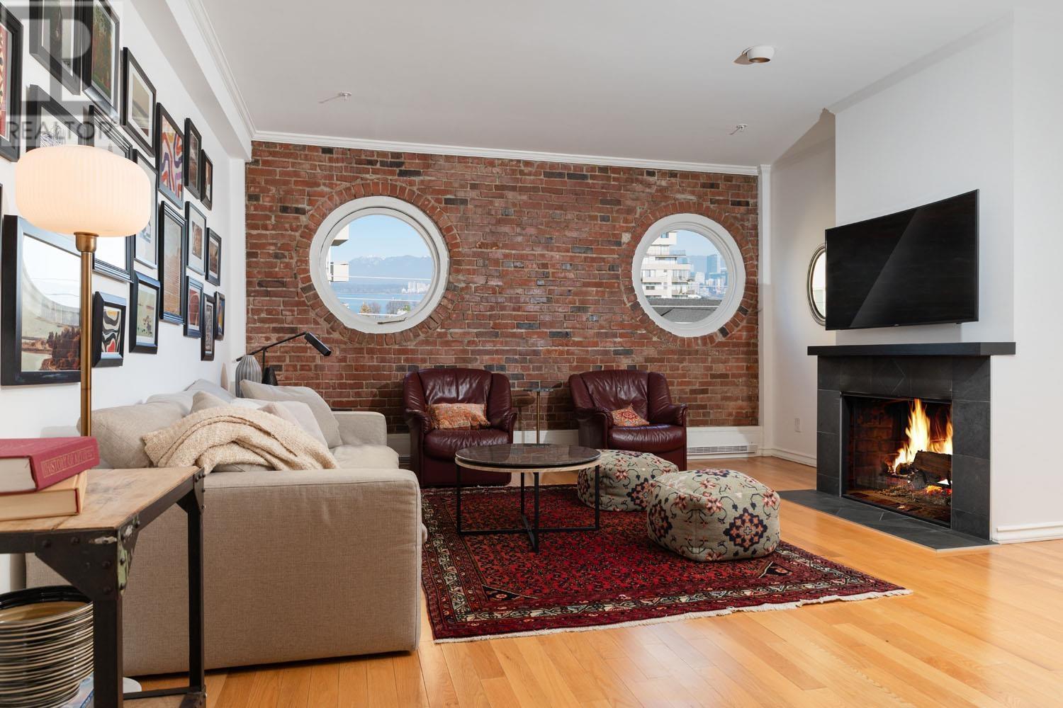 Listing Picture 3 of 40 : 3 1855 VINE STREET, Vancouver / 溫哥華 - 魯藝地產 Yvonne Lu Group - MLS Medallion Club Member