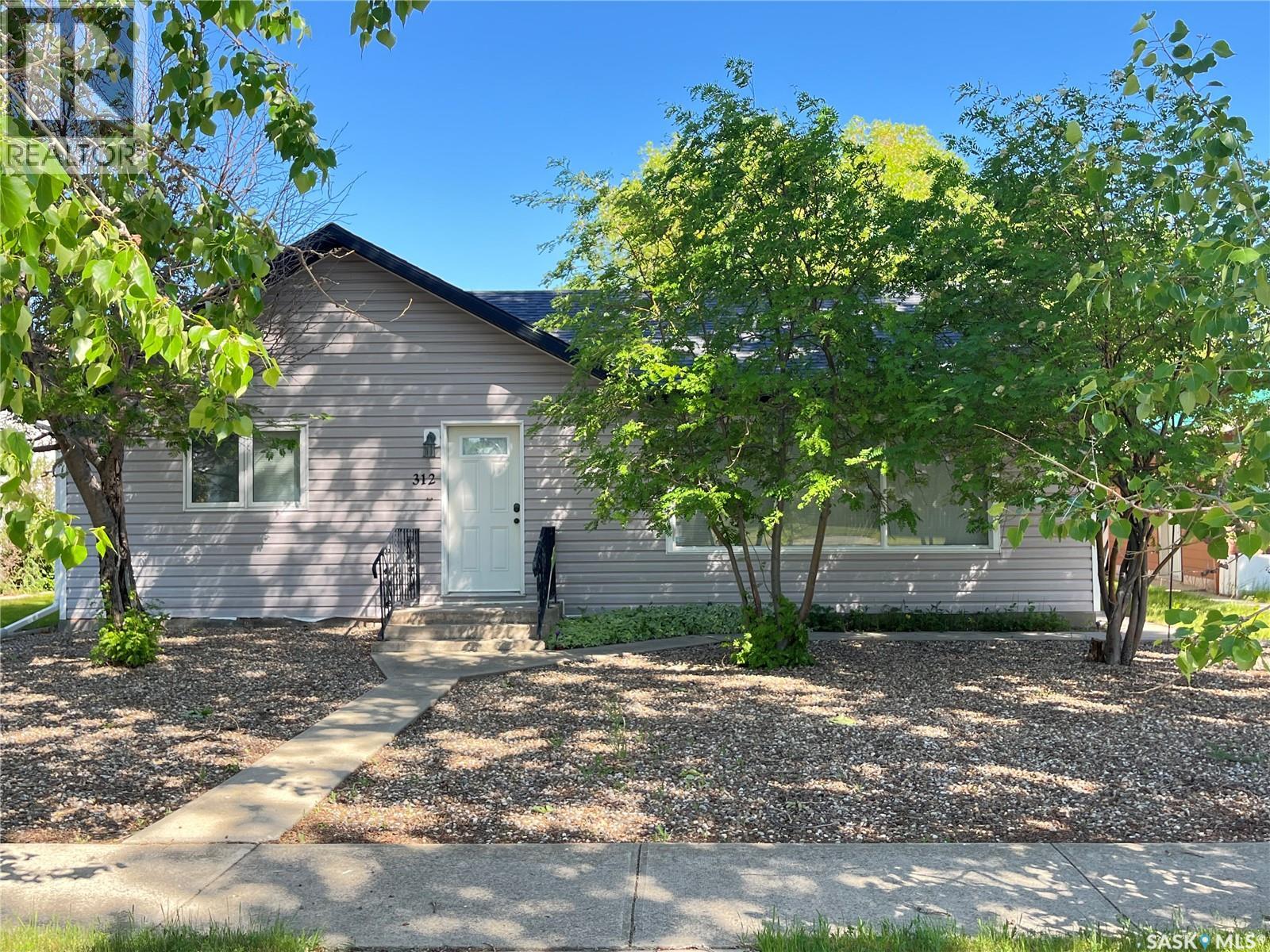 312 Cypress Street, Maple Creek, Saskatchewan  S0N 1N0 - Photo 2 - SK992354