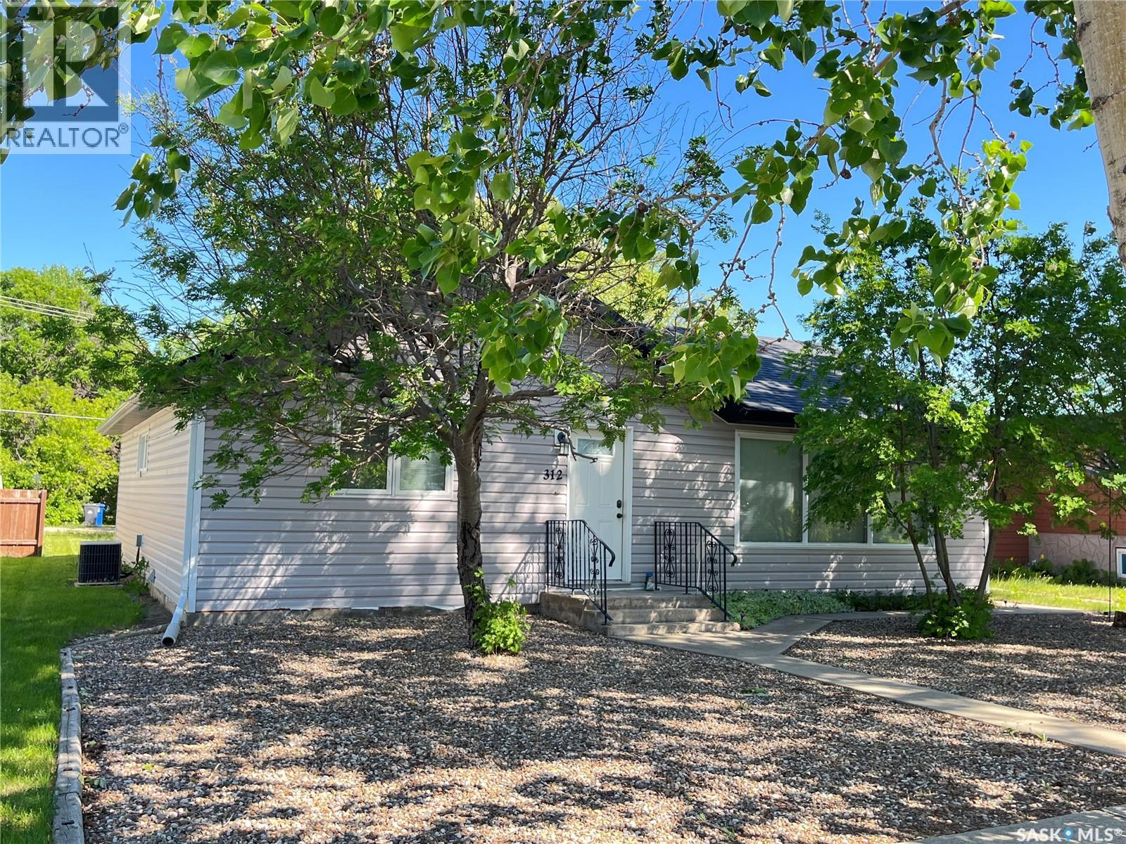 312 Cypress Street, Maple Creek, Saskatchewan  S0N 1N0 - Photo 1 - SK992354