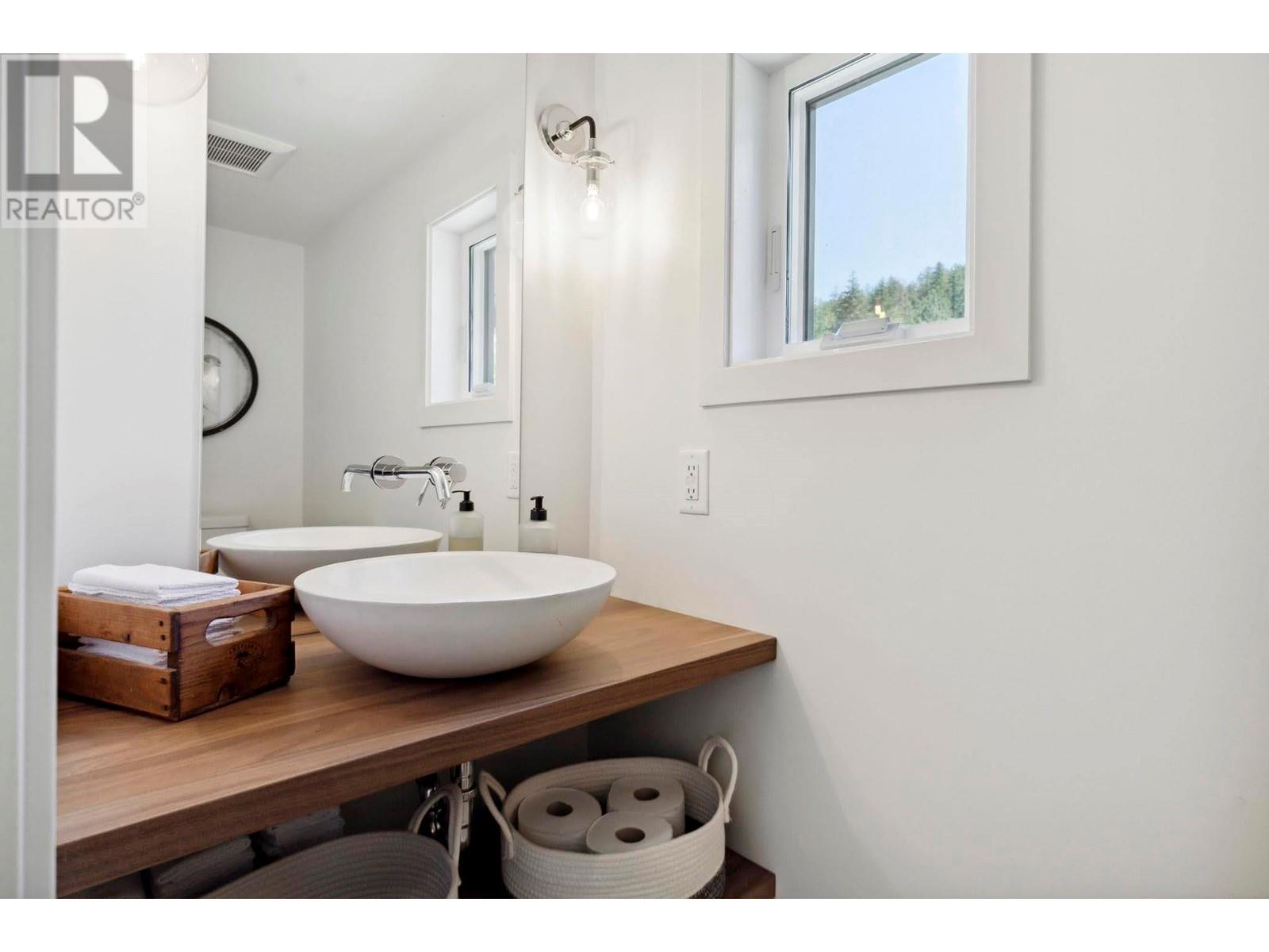 Property at 667 Curtis Road image 4