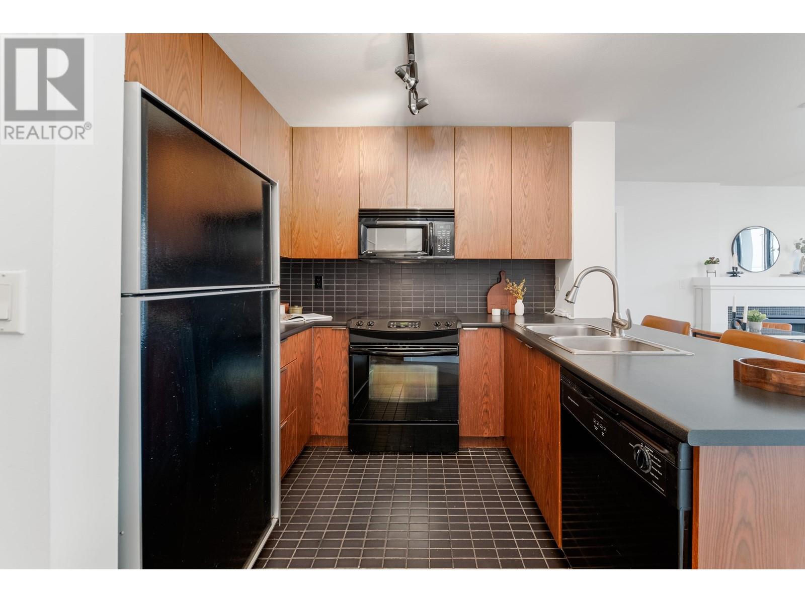 Listing Picture 2 of 31 : 401 2036 W 10TH AVENUE, Vancouver / 溫哥華 - 魯藝地產 Yvonne Lu Group - MLS Medallion Club Member