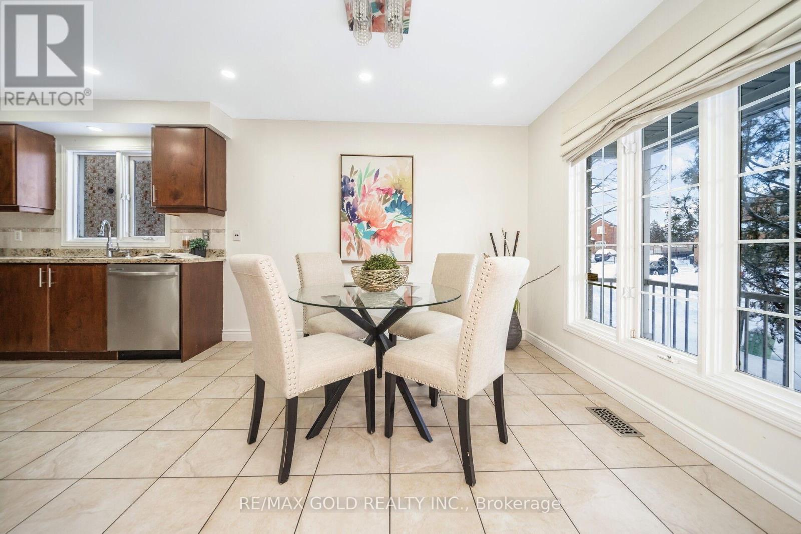 Property at 12 MORNINGMIST STREET S image 4