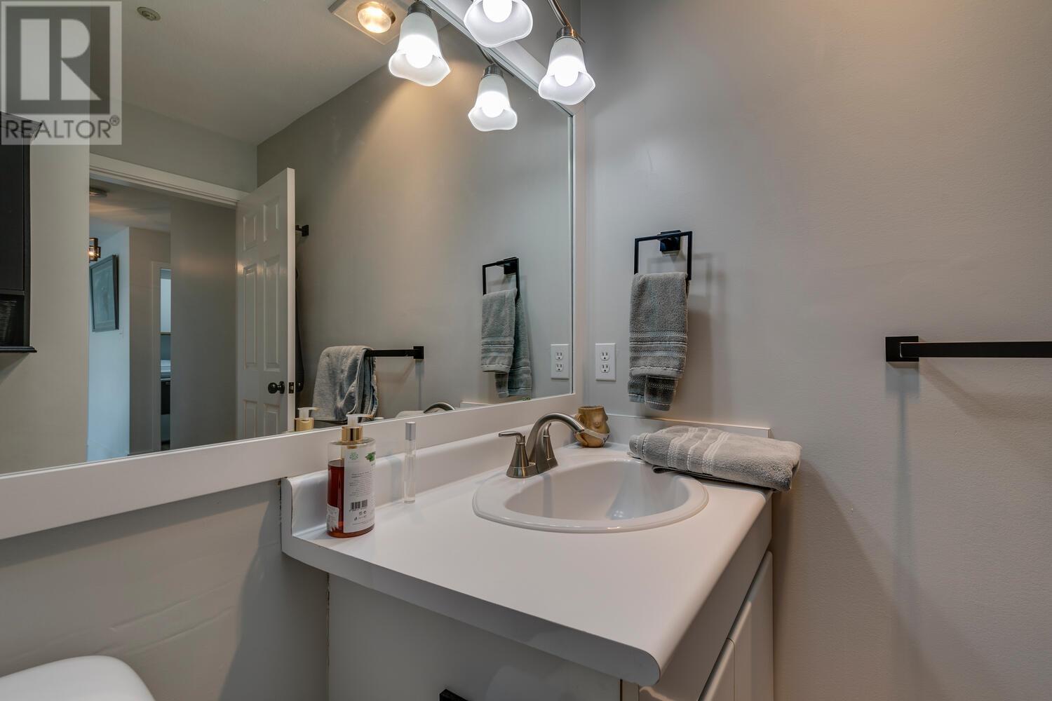 24 2401 MAMQUAM ROAD