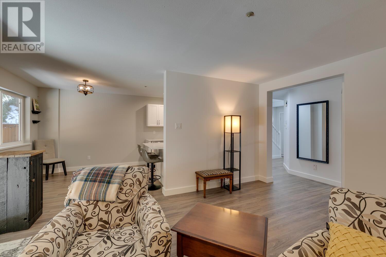 24 2401 MAMQUAM ROAD