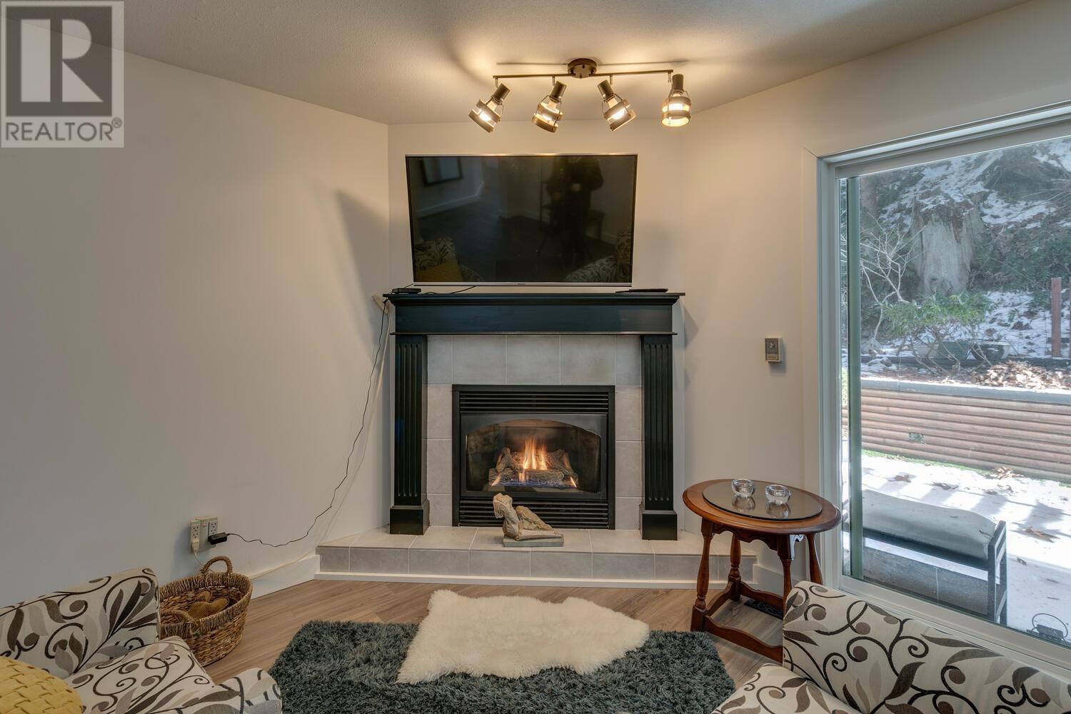 24 2401 MAMQUAM ROAD