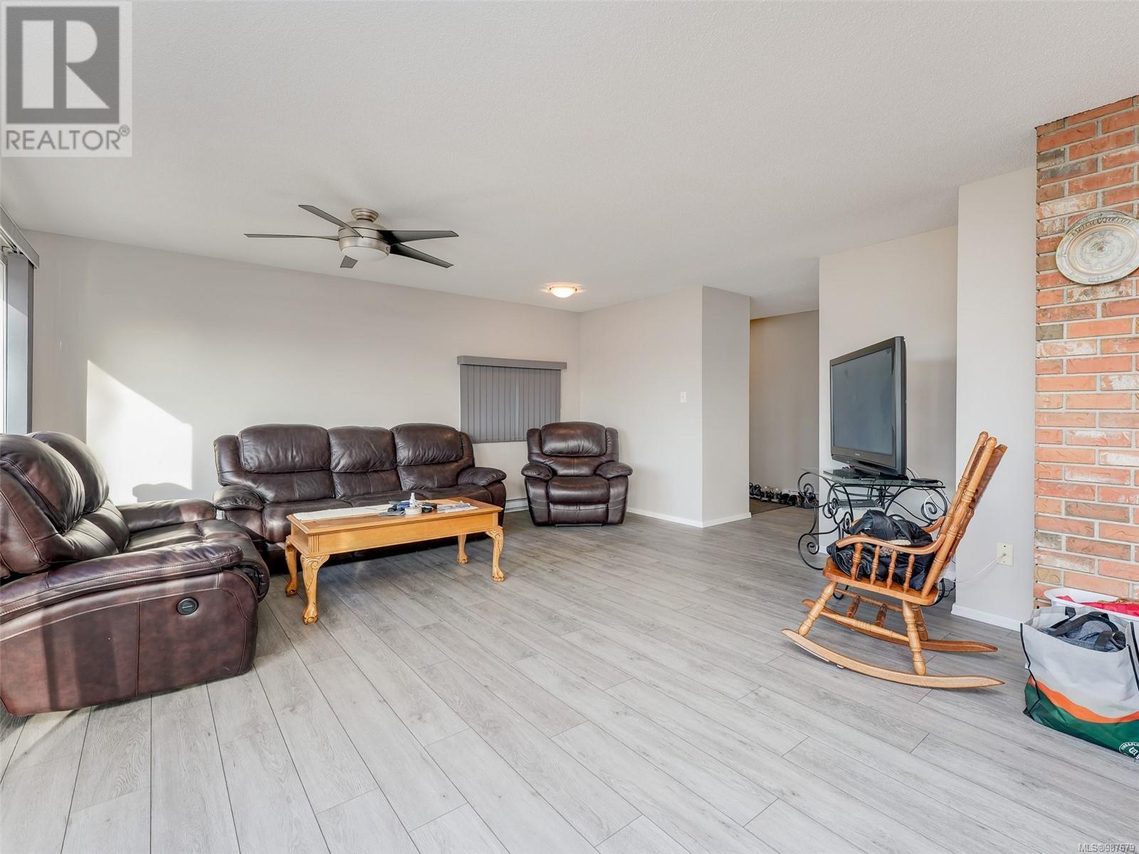 Property at 847 Admirals Rd image 5