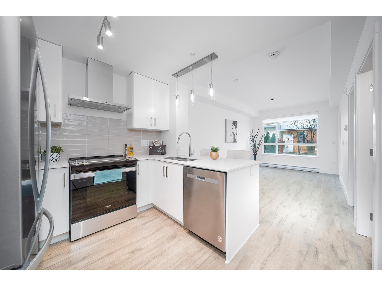 113 6338 King George Blvd, Surrey, British Columbia  V3X 1E9 - Photo 1 - R2964842