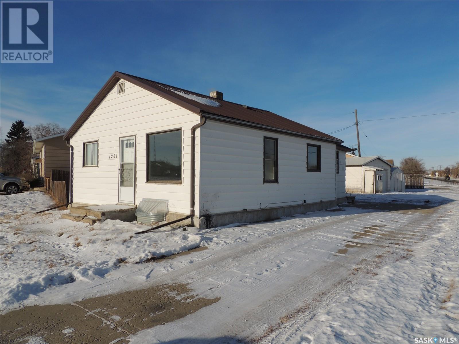 1201 7th Street, Estevan, Saskatchewan  S4A 1G8 - Photo 1 - SK989194
