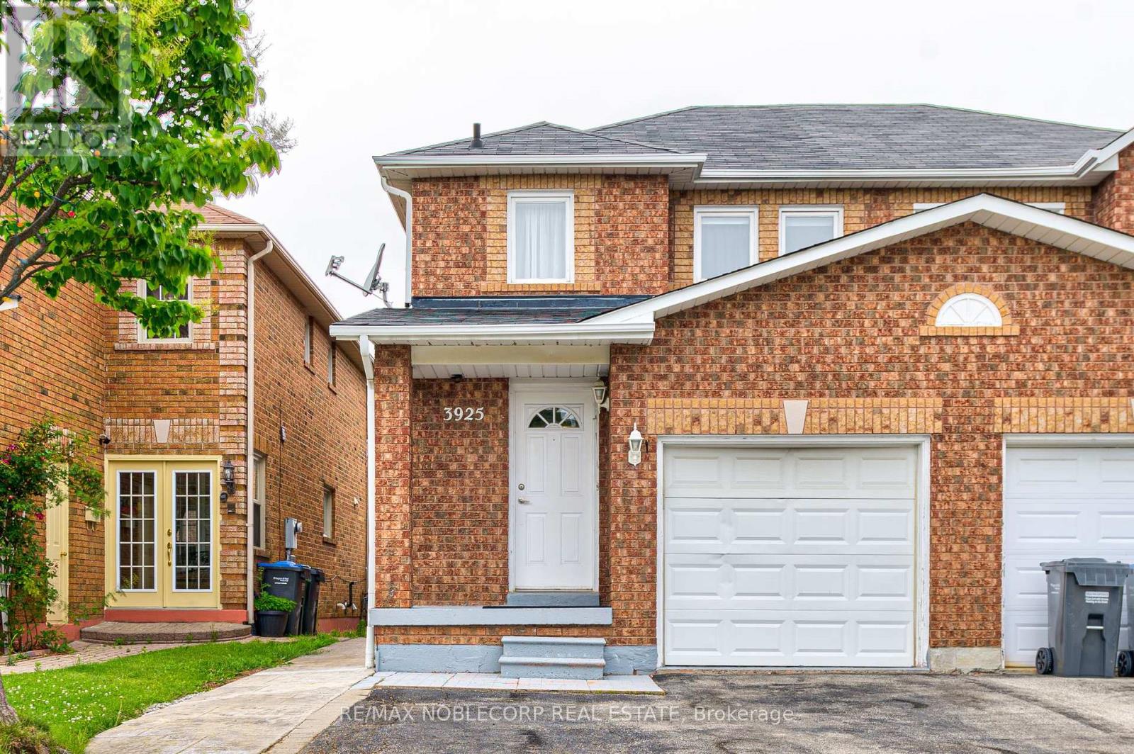 3925 Stoneham Way, Mississauga, Ontario  L5N 6Y6 - Photo 1 - W11974371