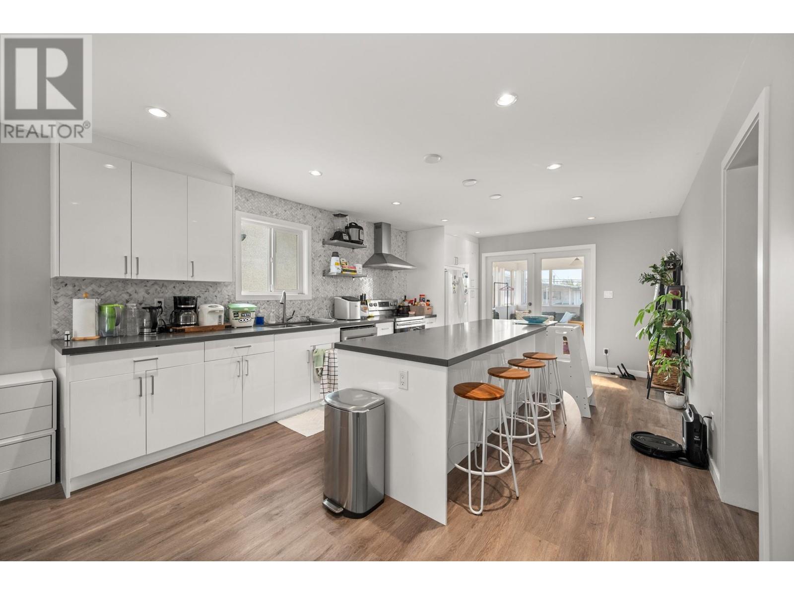 Listing Picture 6 of 26 : 3160 E 6TH AVENUE, Vancouver / 溫哥華 - 魯藝地產 Yvonne Lu Group - MLS Medallion Club Member