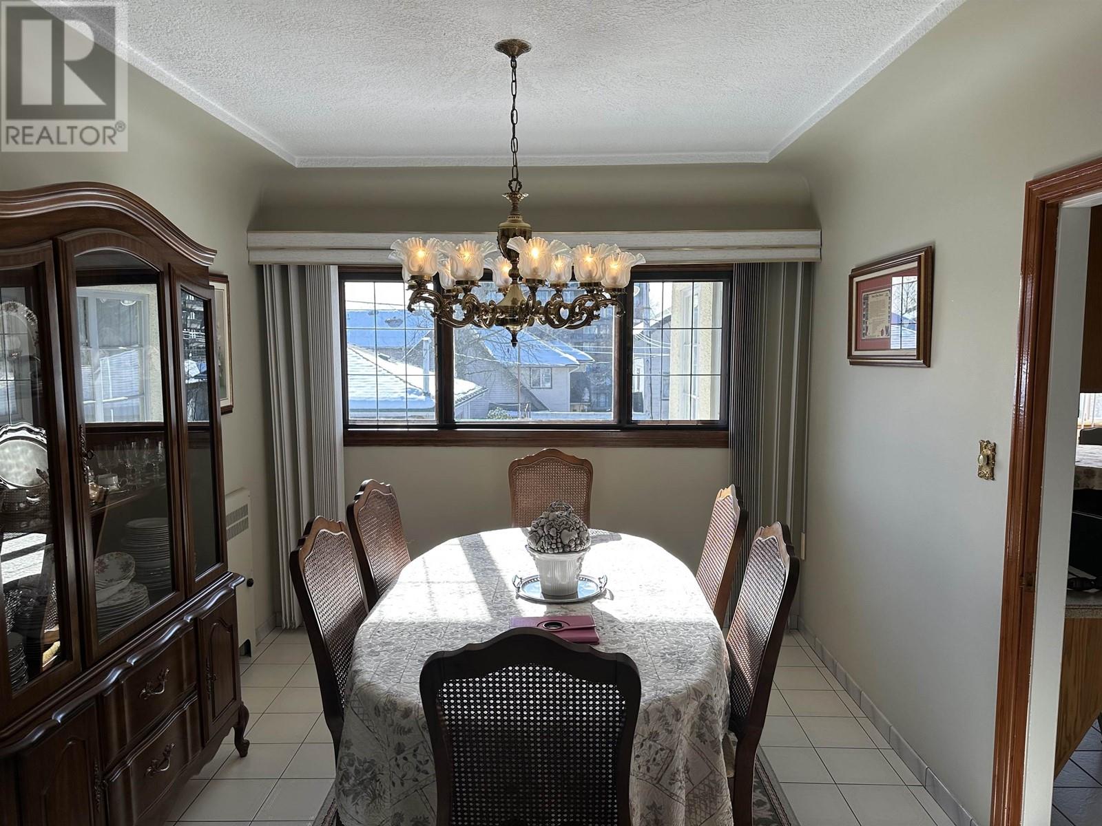 Listing Picture 14 of 26 : 3776 PANDORA STREET, Burnaby / 本拿比 - 魯藝地產 Yvonne Lu Group - MLS Medallion Club Member