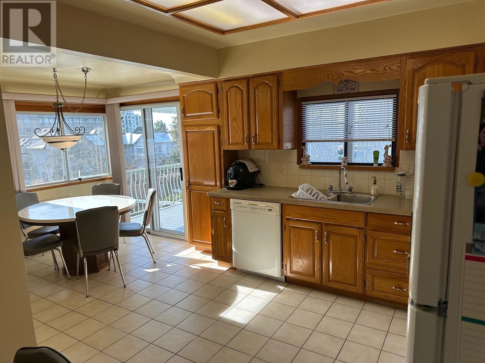 Listing Picture 18 of 26 : 3776 PANDORA STREET, Burnaby / 本拿比 - 魯藝地產 Yvonne Lu Group - MLS Medallion Club Member