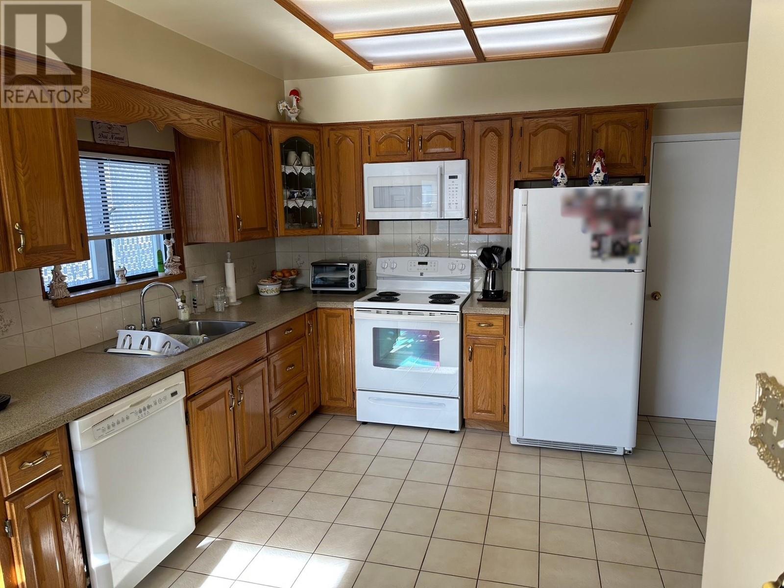 Listing Picture 19 of 26 : 3776 PANDORA STREET, Burnaby / 本拿比 - 魯藝地產 Yvonne Lu Group - MLS Medallion Club Member