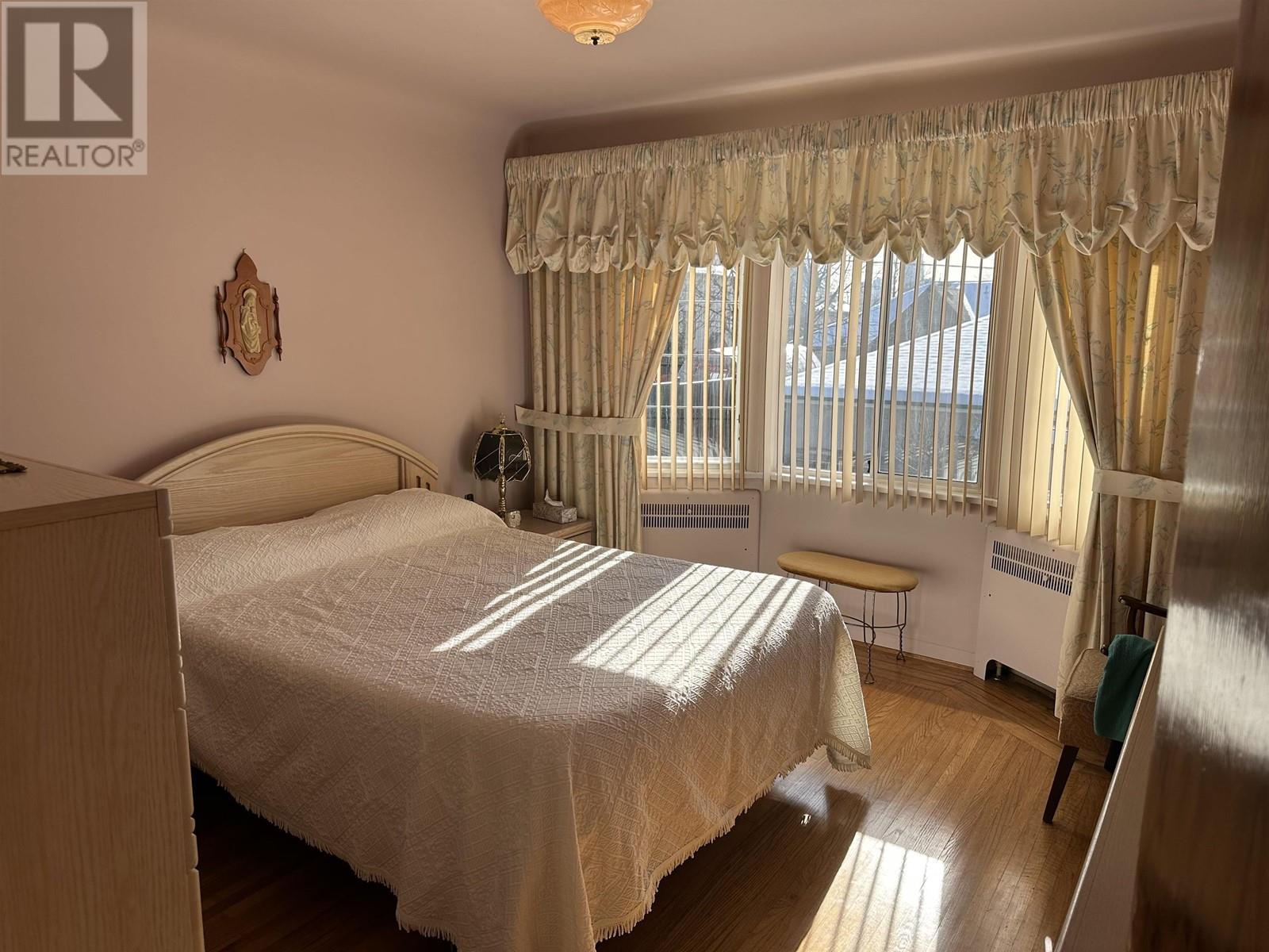 Listing Picture 15 of 26 : 3776 PANDORA STREET, Burnaby / 本拿比 - 魯藝地產 Yvonne Lu Group - MLS Medallion Club Member