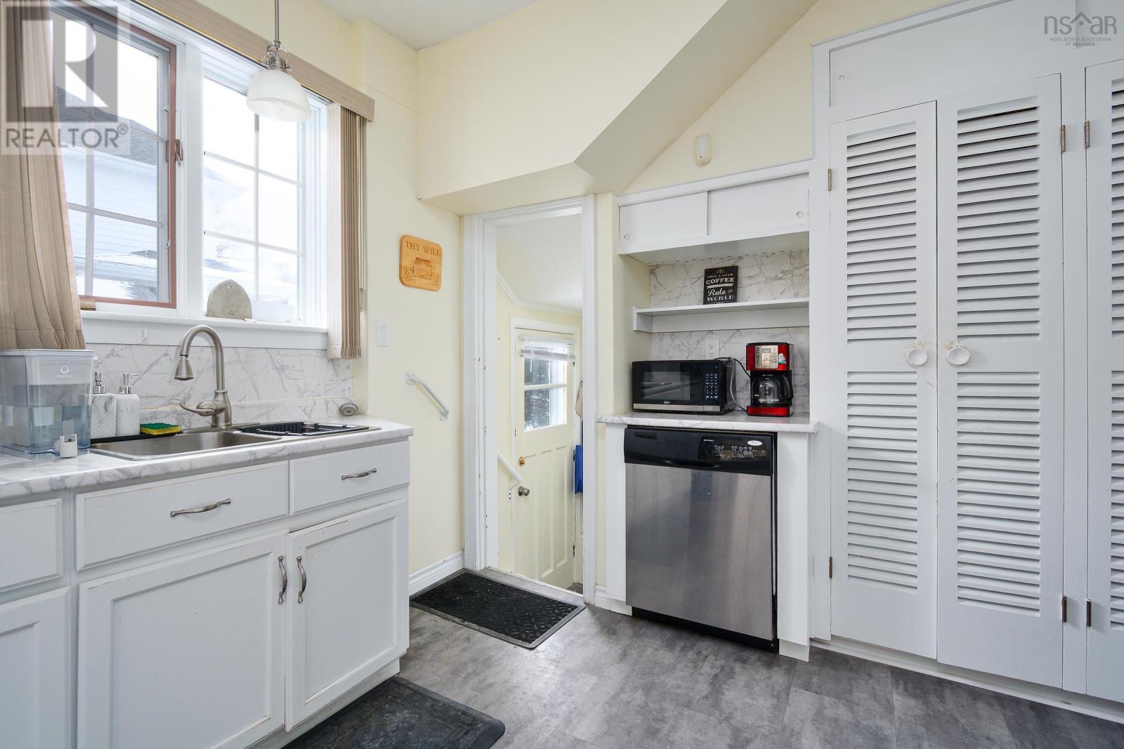 84 Queen Street, North Sydney, Nova Scotia  B2A 1A5 - Photo 4 - 202502999