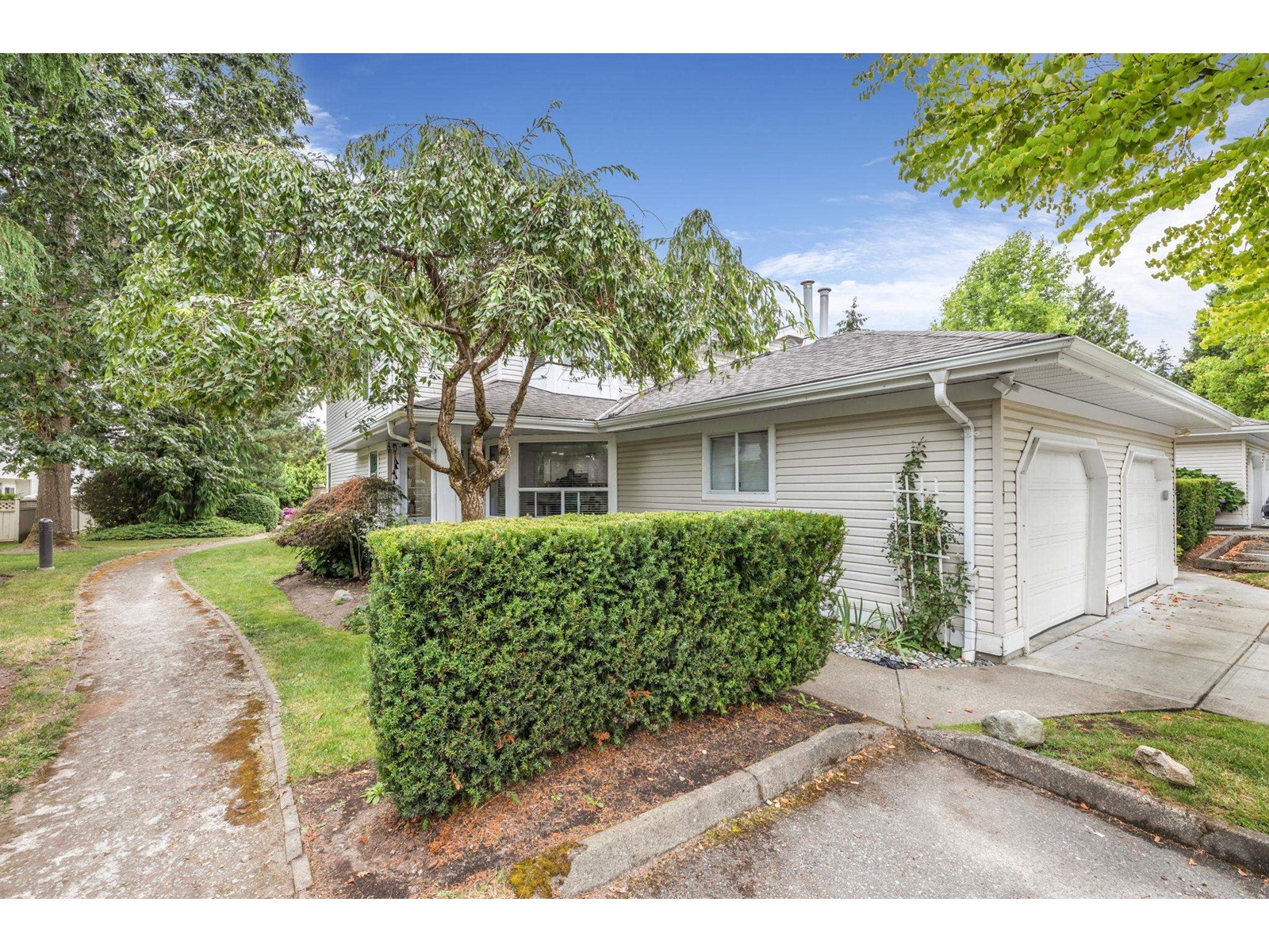 Property at 17 6478 121 STREET image 3