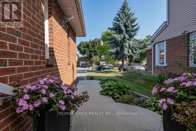 18 Luminous Court, Brampton, Ontario  L6Z 2B3 - Photo 3 - W11931157