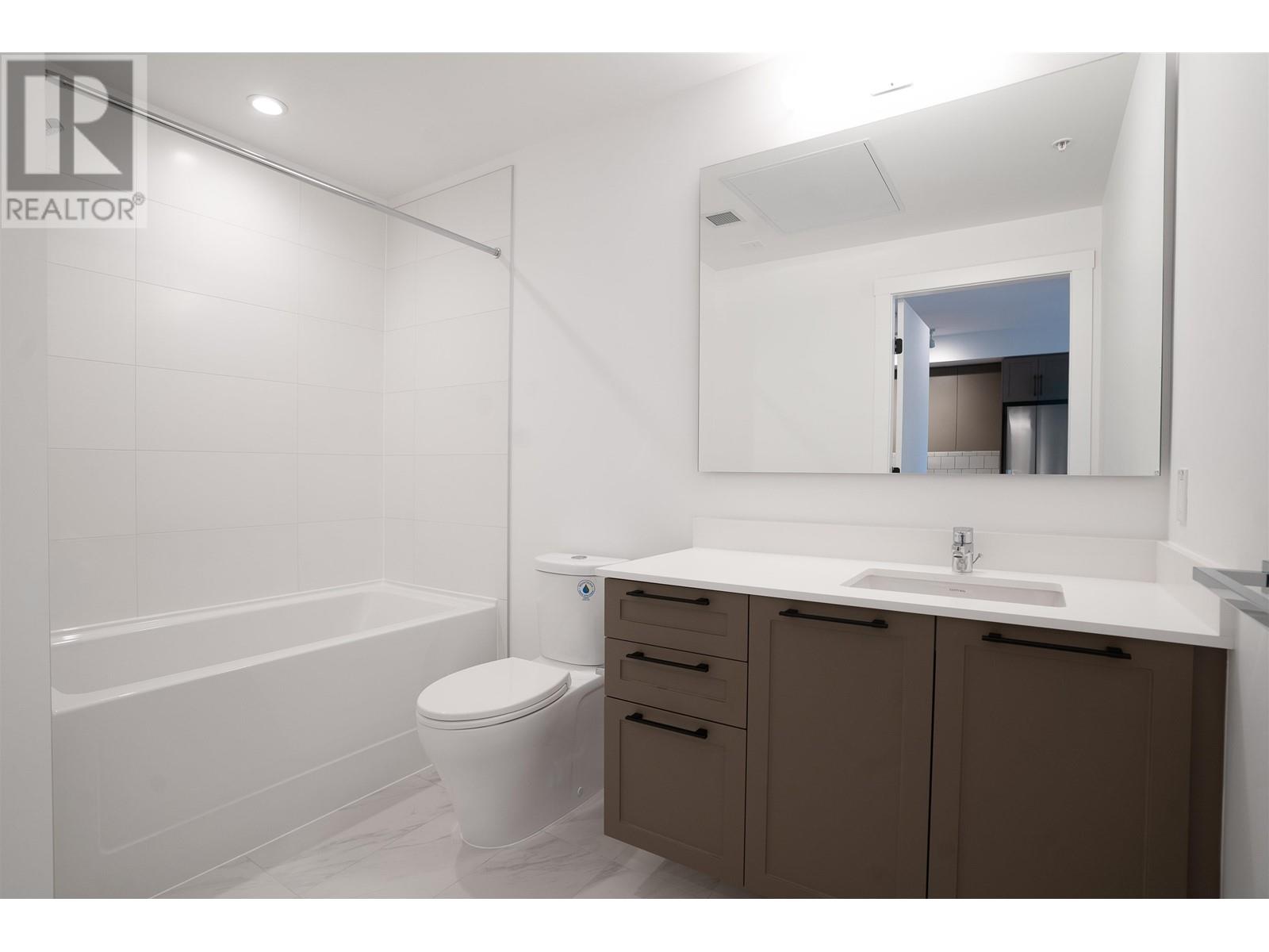 Listing Picture 18 of 28 : 405 8750 UNIVERSITY CRESCENT, Burnaby / 本拿比 - 魯藝地產 Yvonne Lu Group - MLS Medallion Club Member