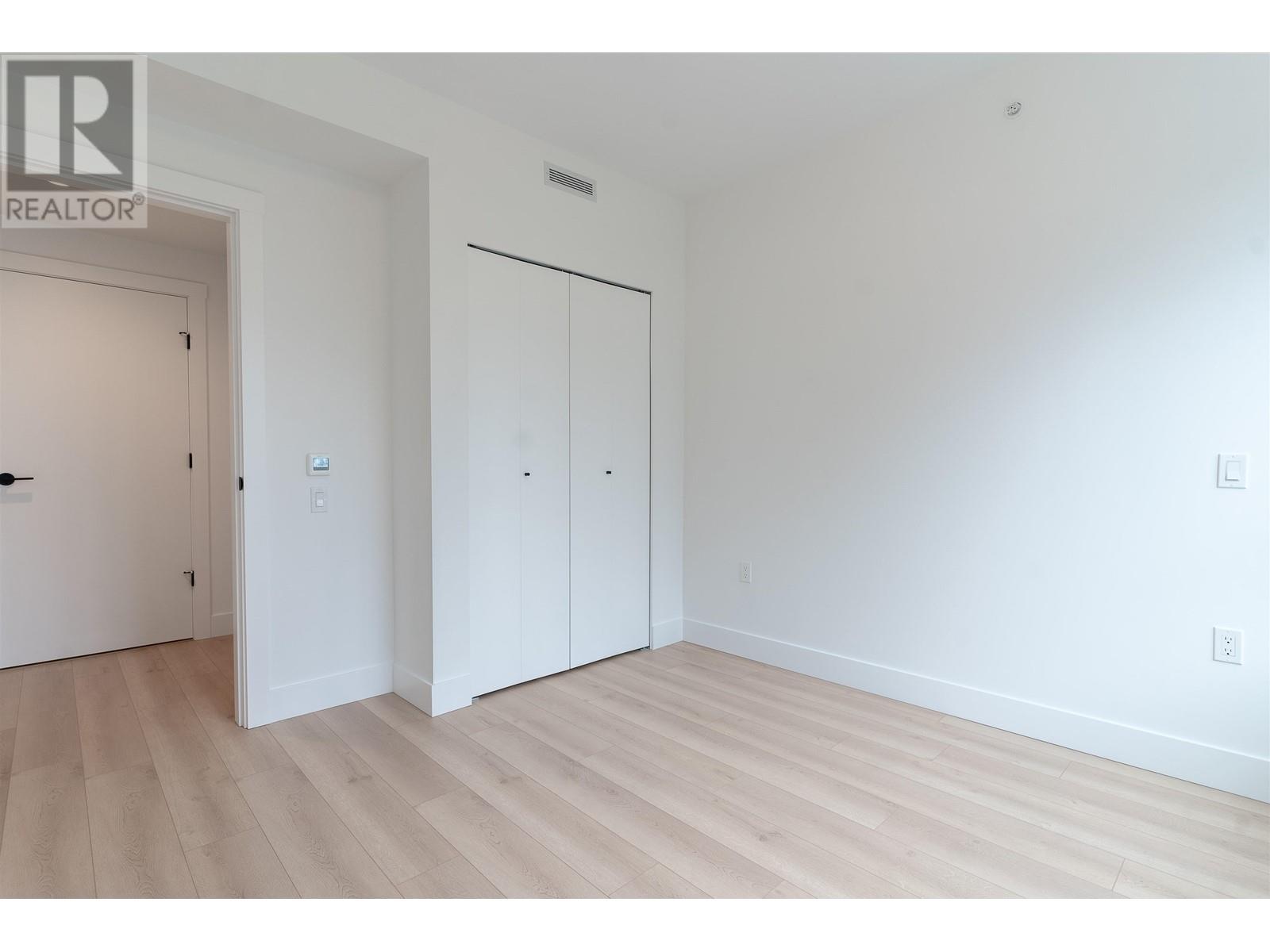 Listing Picture 17 of 28 : 405 8750 UNIVERSITY CRESCENT, Burnaby / 本拿比 - 魯藝地產 Yvonne Lu Group - MLS Medallion Club Member