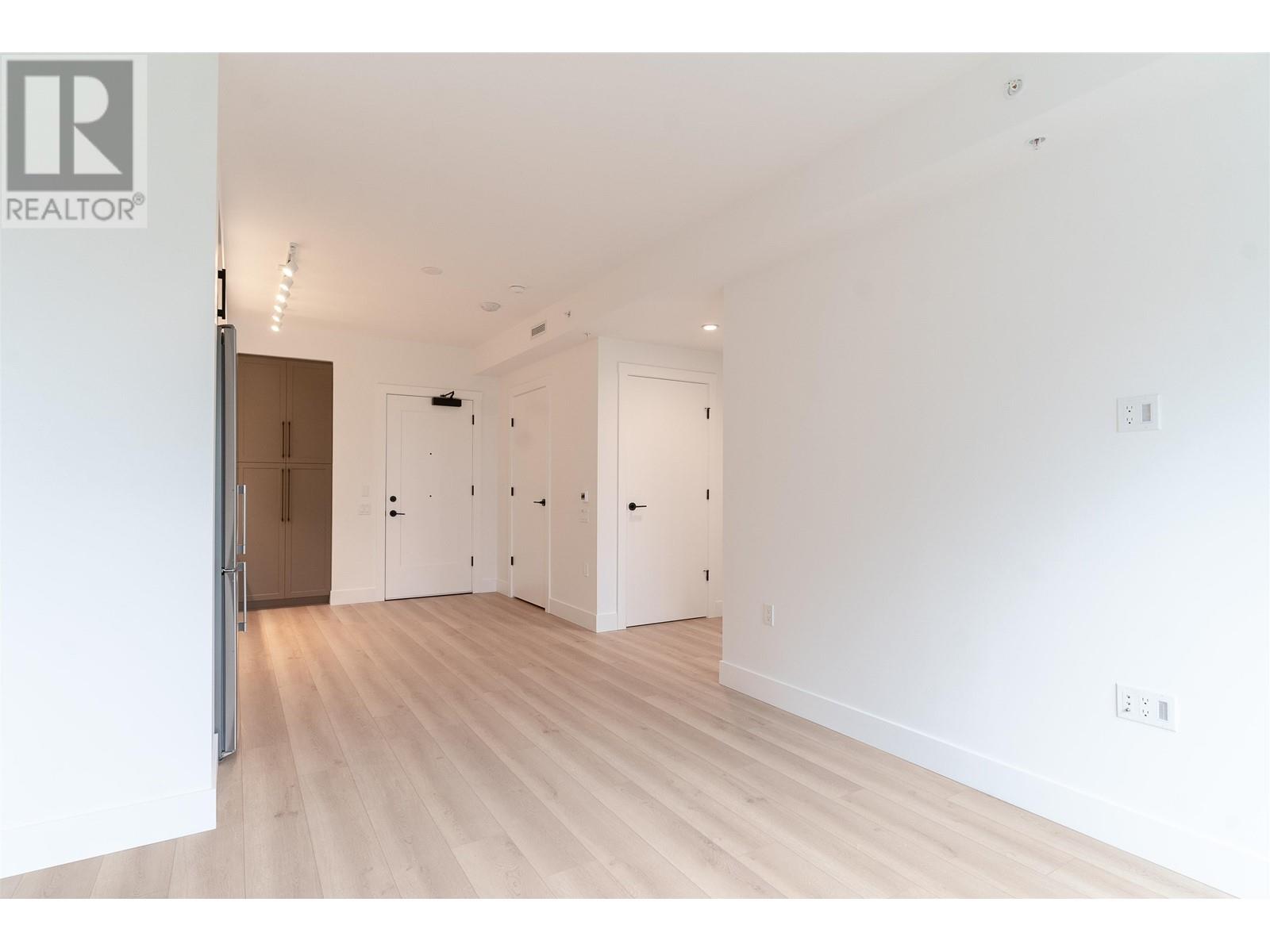 Listing Picture 15 of 28 : 405 8750 UNIVERSITY CRESCENT, Burnaby / 本拿比 - 魯藝地產 Yvonne Lu Group - MLS Medallion Club Member