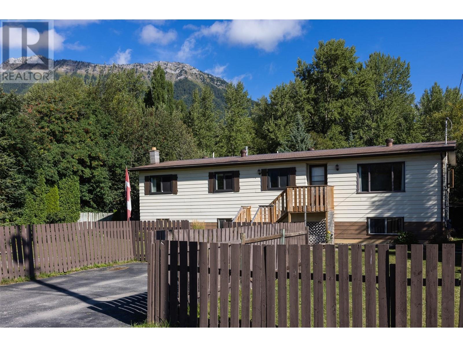 1269 Colclough Avenue, Fernie, British Columbia  V0B 1M1 - Photo 9 - 10335313