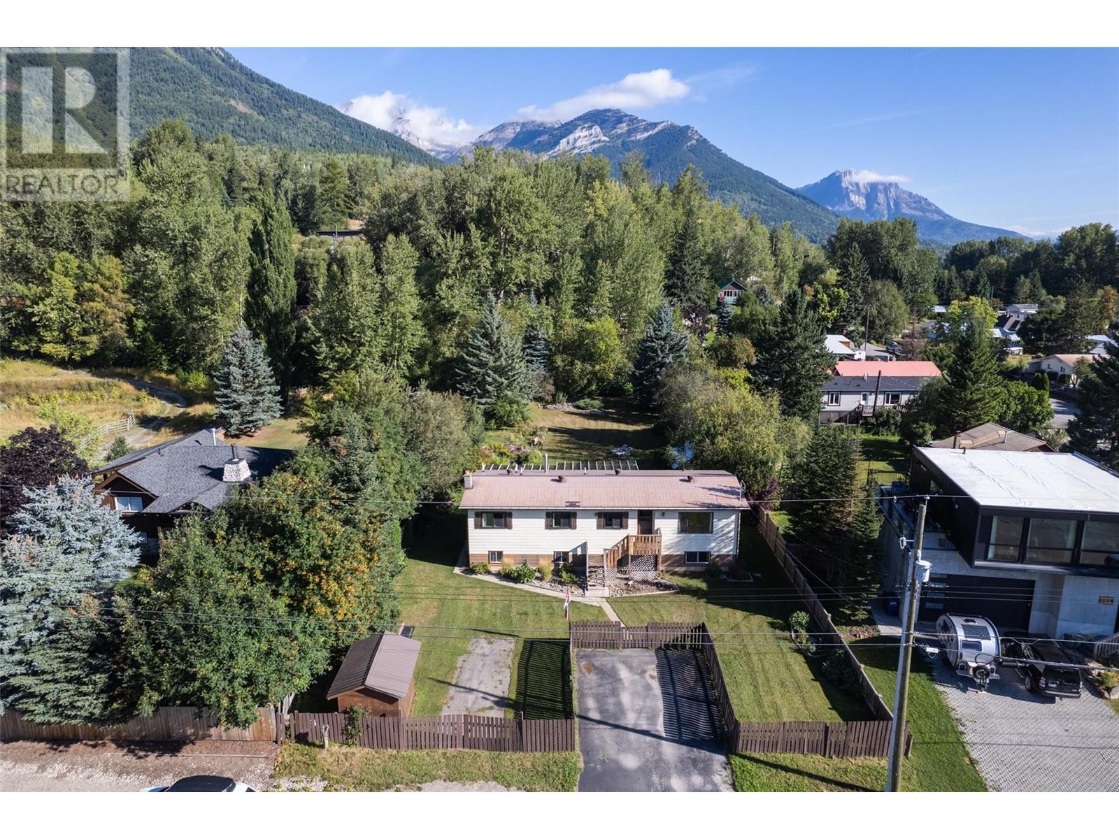 1269 Colclough Avenue, Fernie, British Columbia  V0B 1M1 - Photo 7 - 10335313